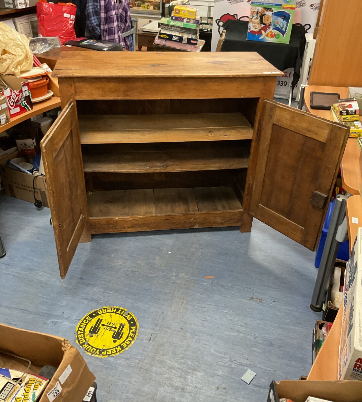 Antique large oak cupboard - Image 2