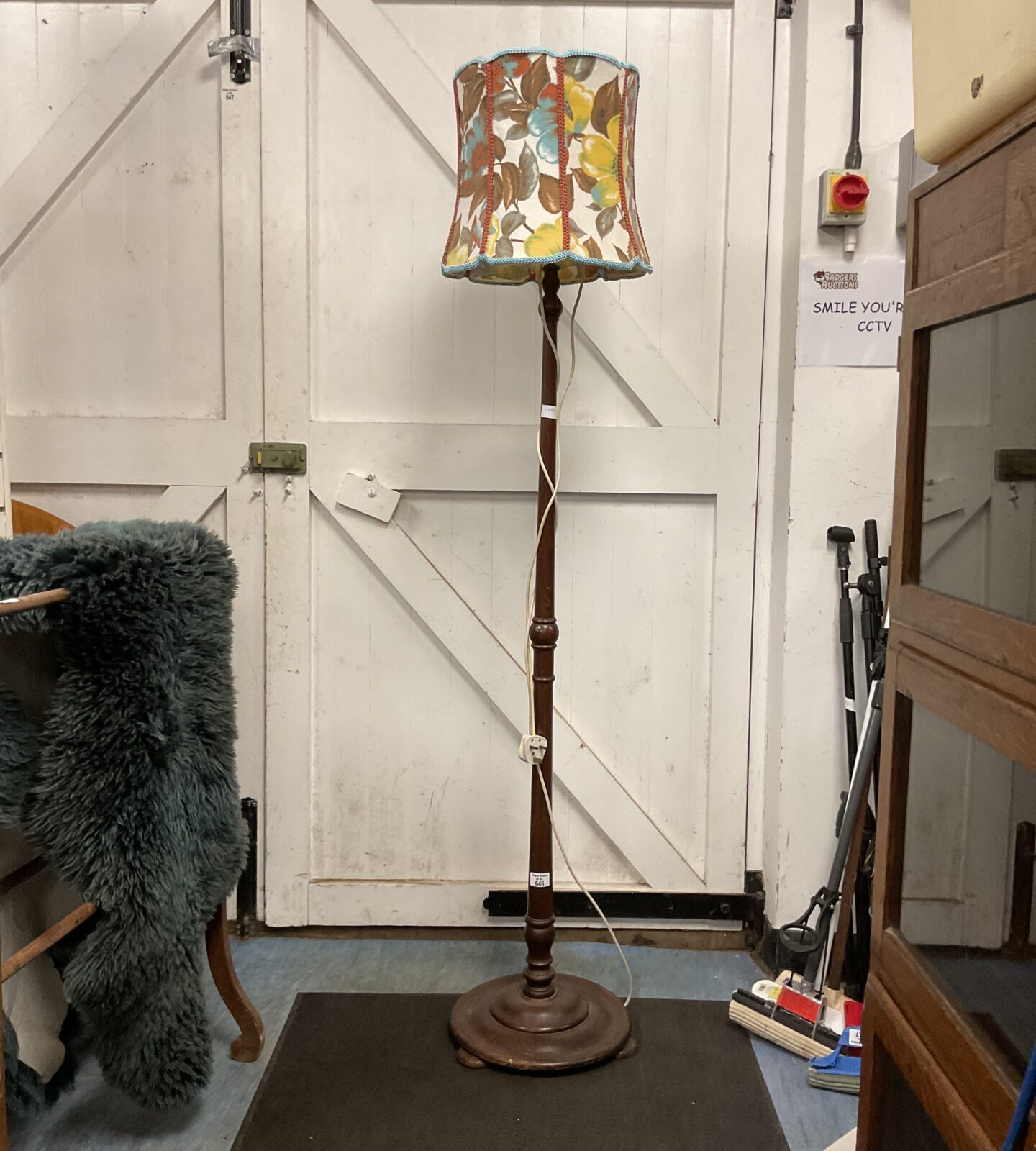 Floor standing standing lamp