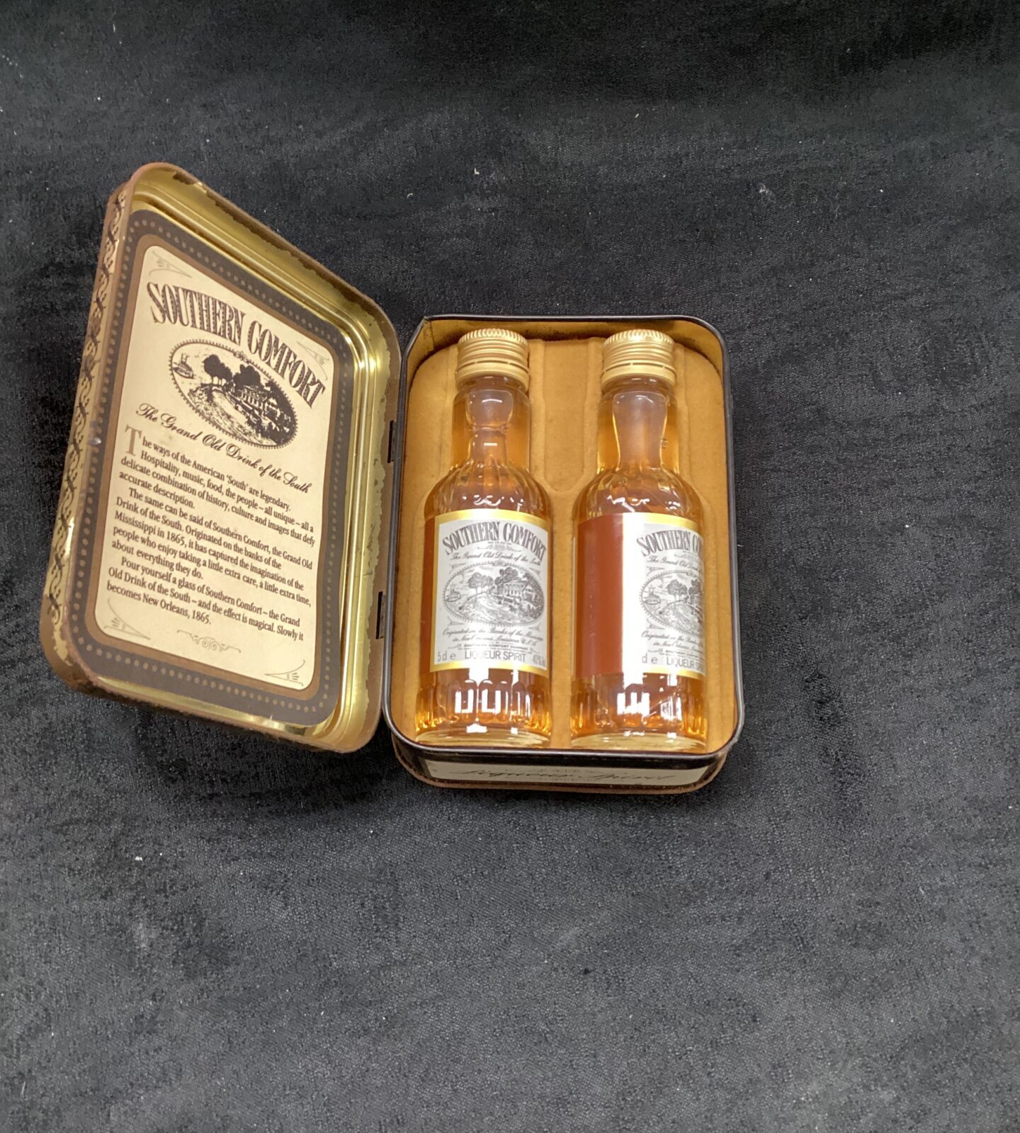 Tin containing Two small bottles of Southern Comfort - Image 2