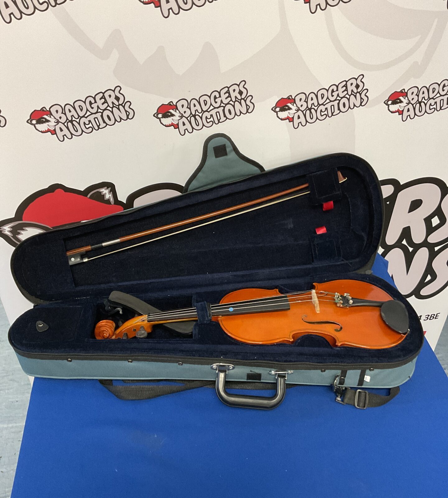Skylark 3/4 violin in case with bow