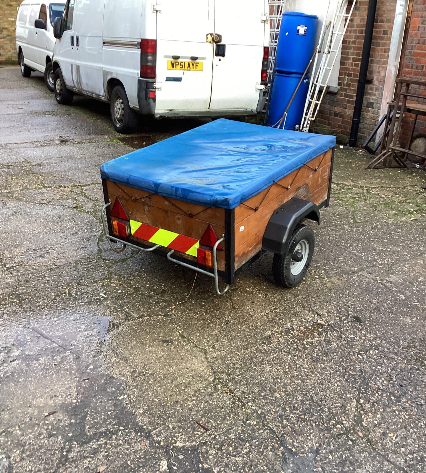 Small Trailer with cover and spare wheel - Image 2