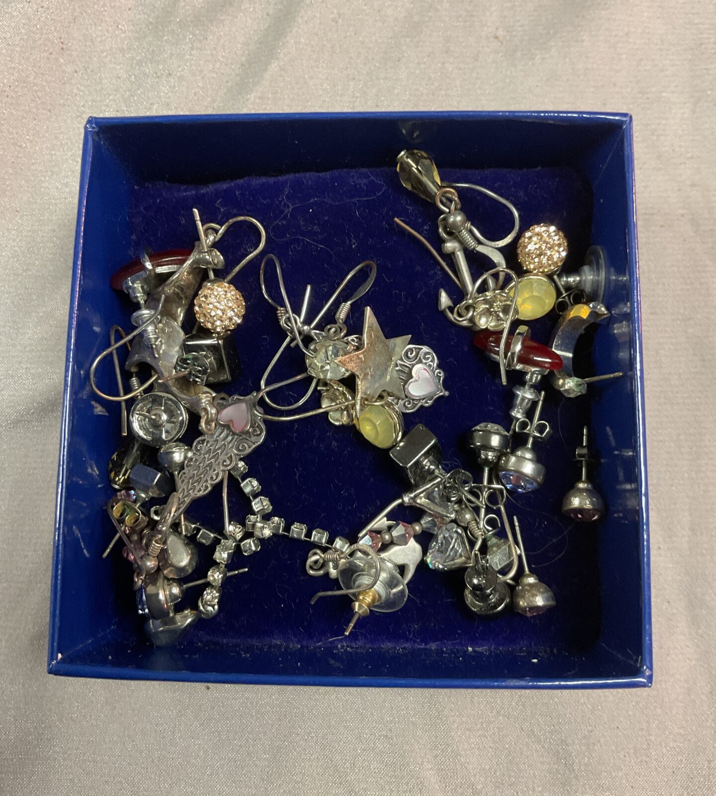 Tray of assorted earrings