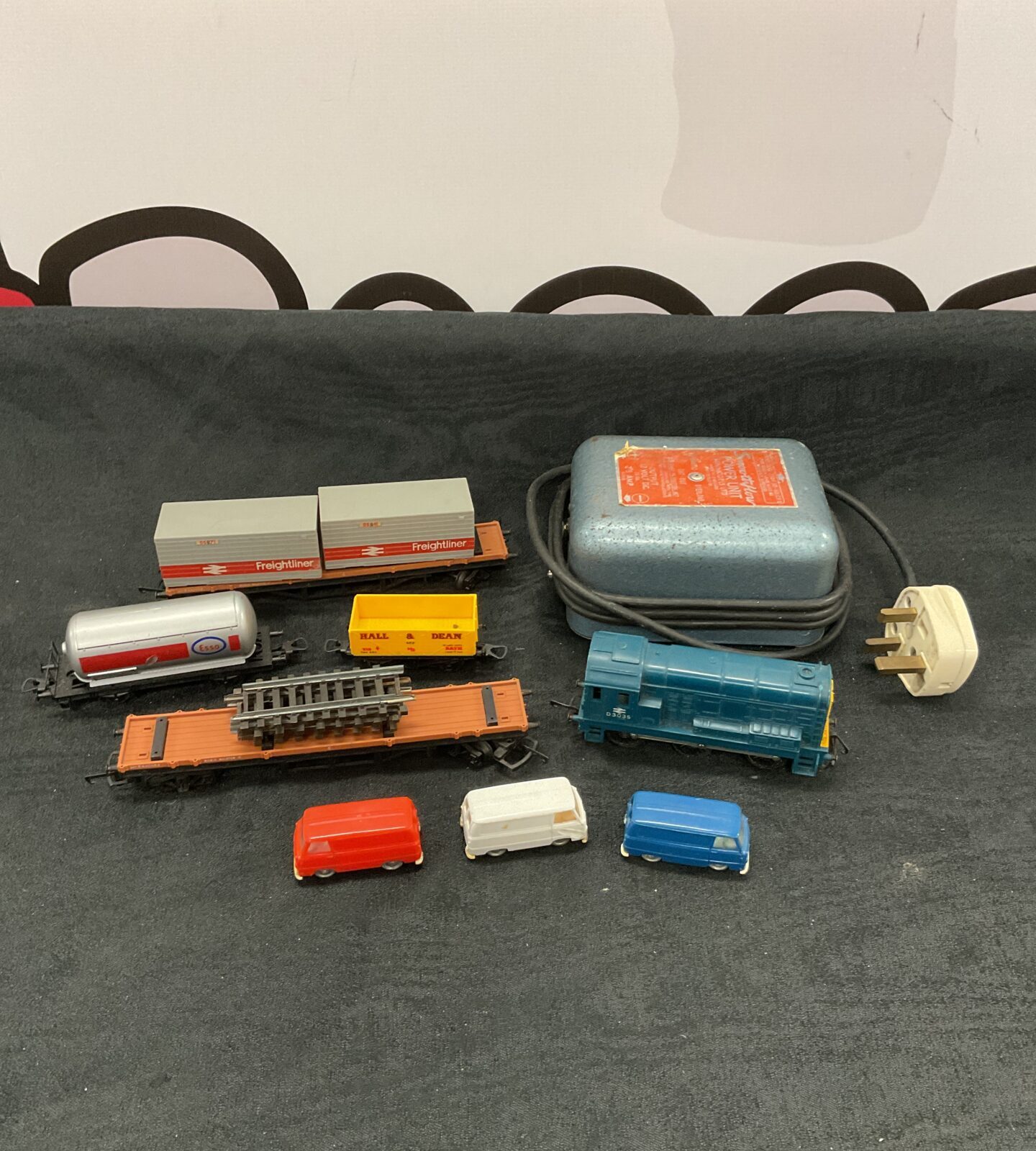 Selection of hornby train carriages with one engine & power unit