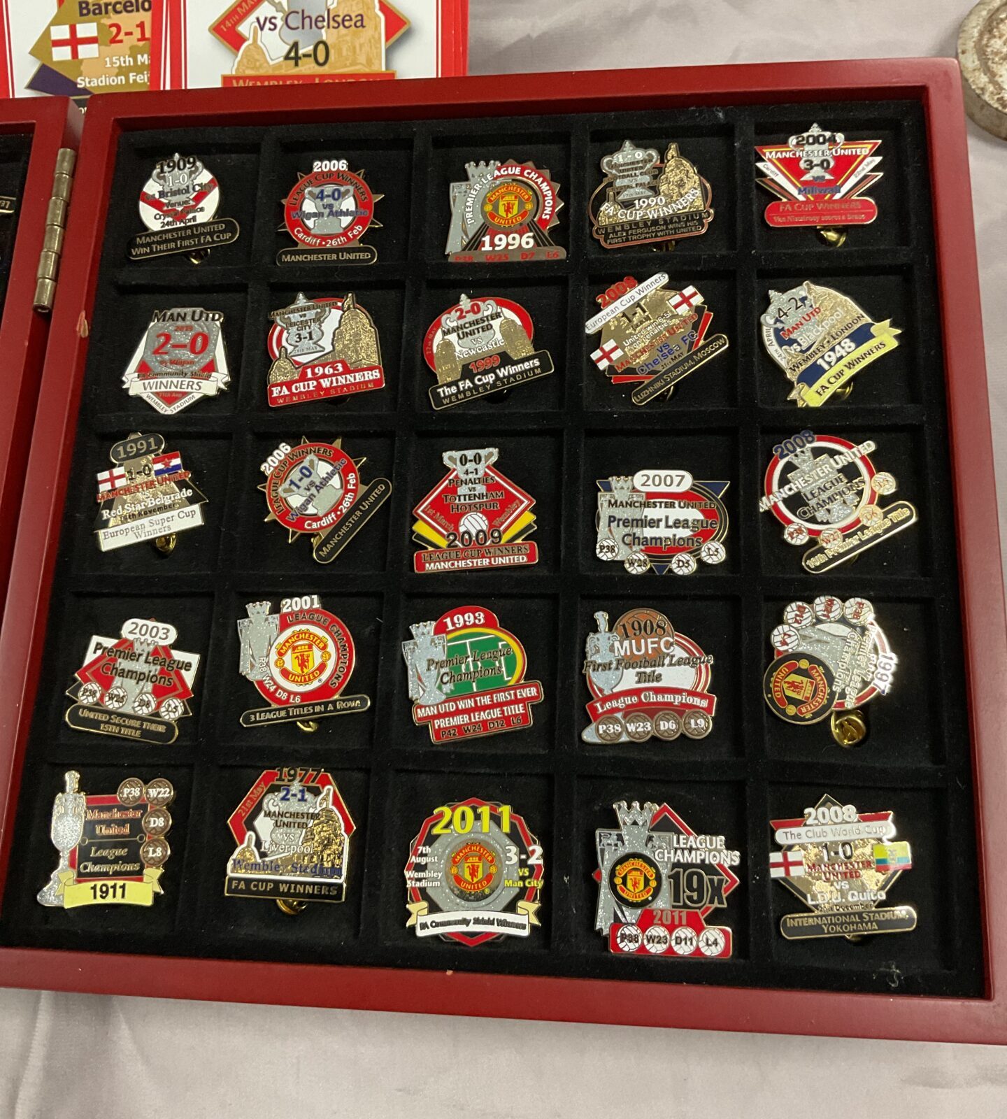 manchester utd danbury mint pin badge collection - Image 2