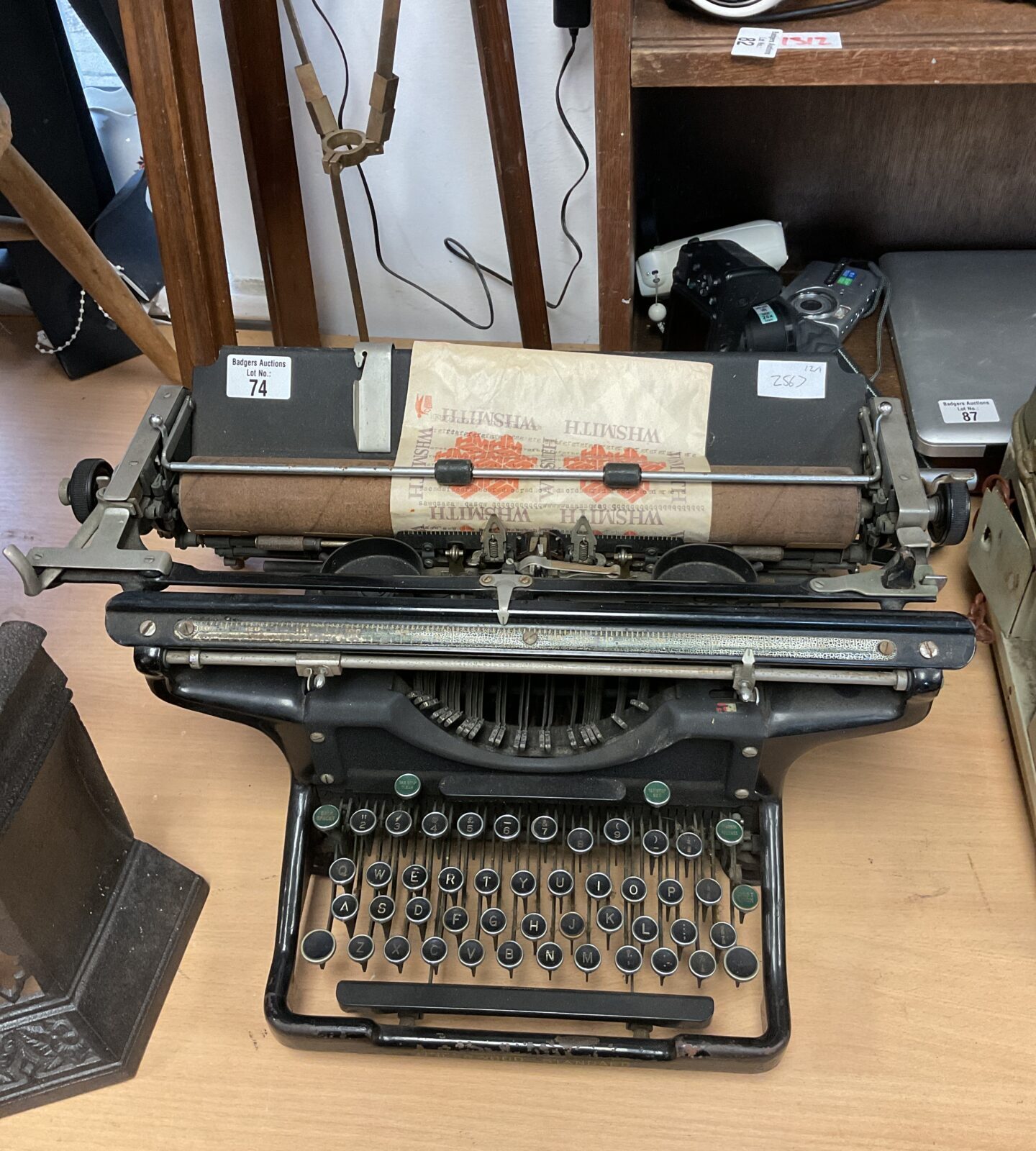 1930s underwood standard mechanical typewriter (missing one foot)