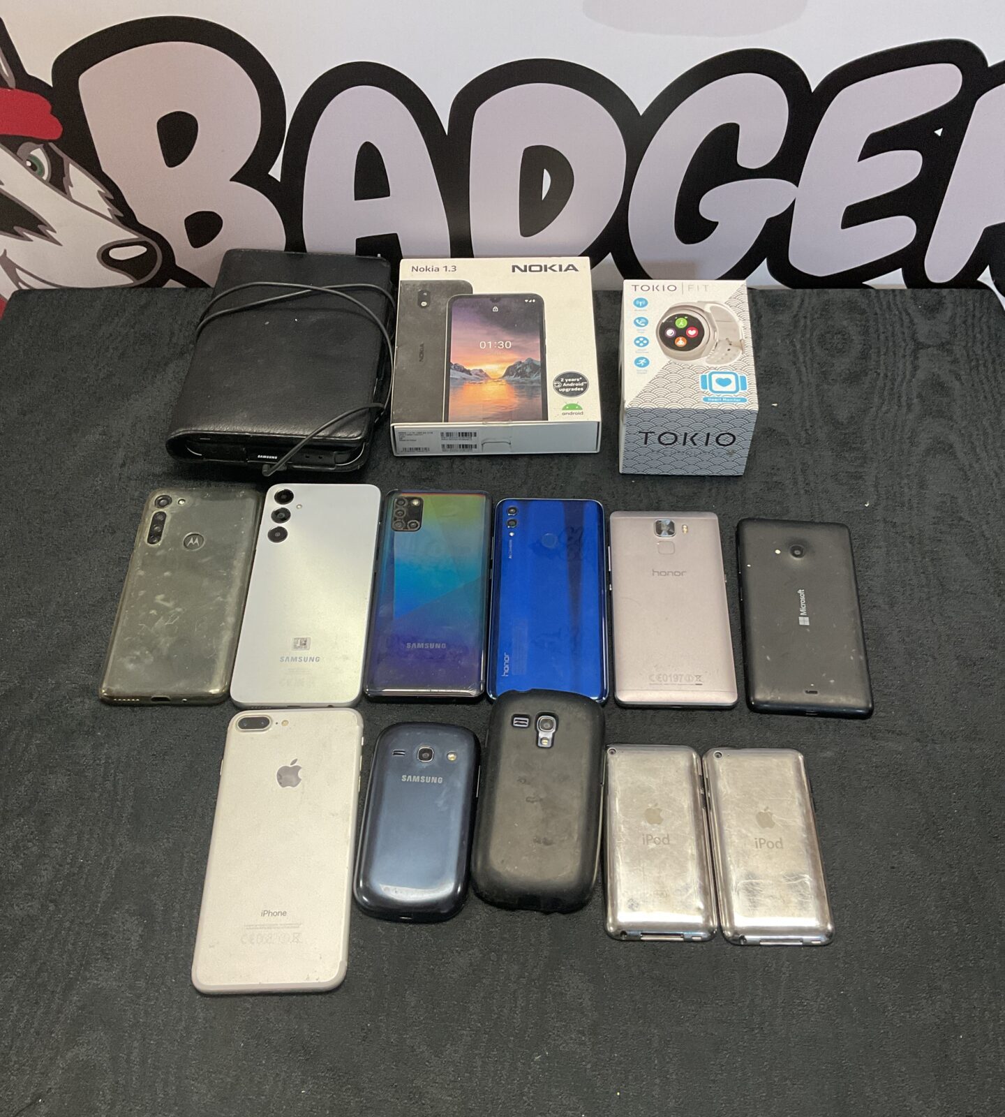 Box of mobile phones including samsung & apple