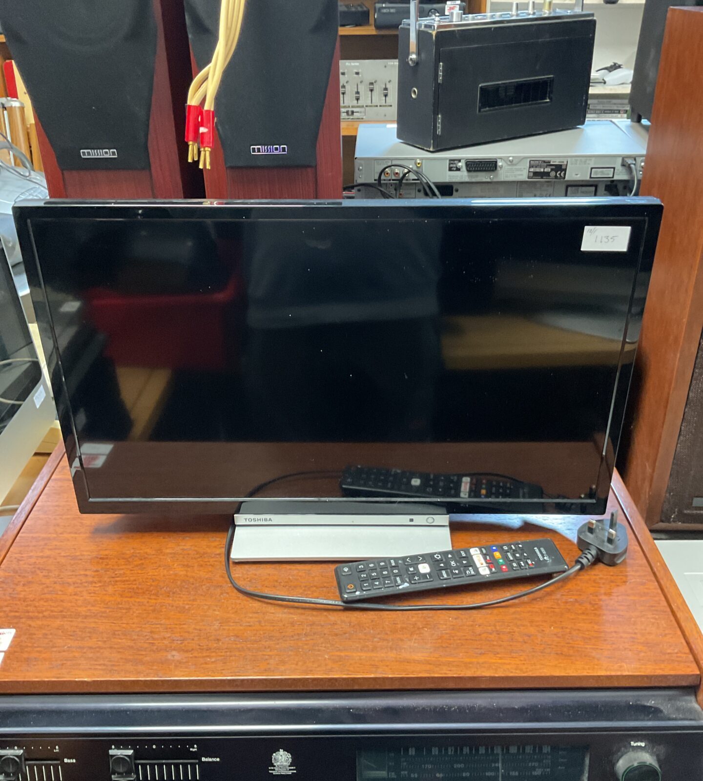 Toshiba 24” hd lcd tv with built in dvd player & remote working