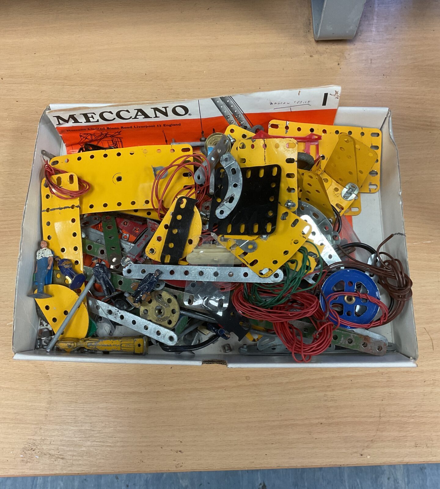 Tray of vintage meccano