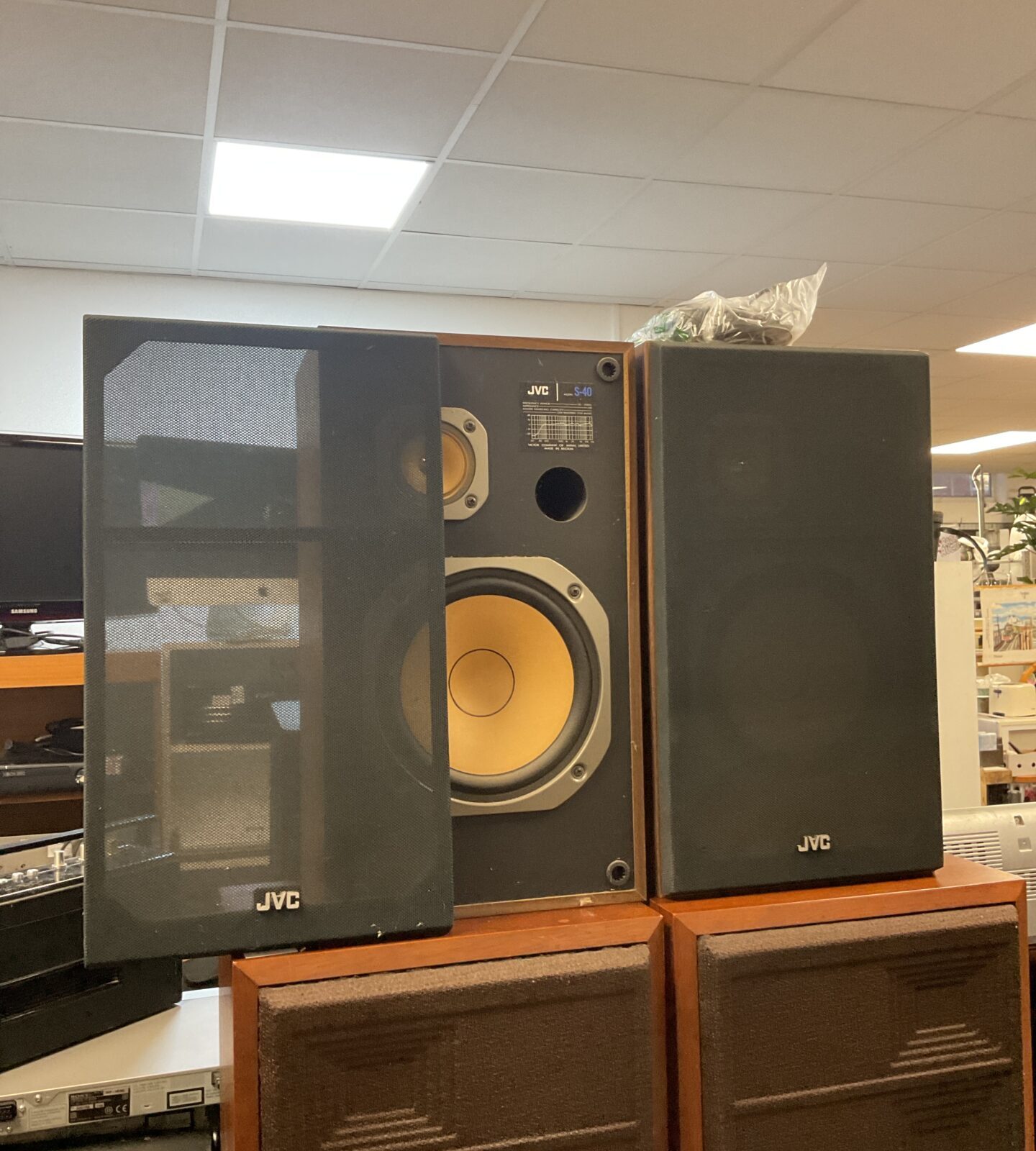 Pair of vintage jvc s-40 speakers