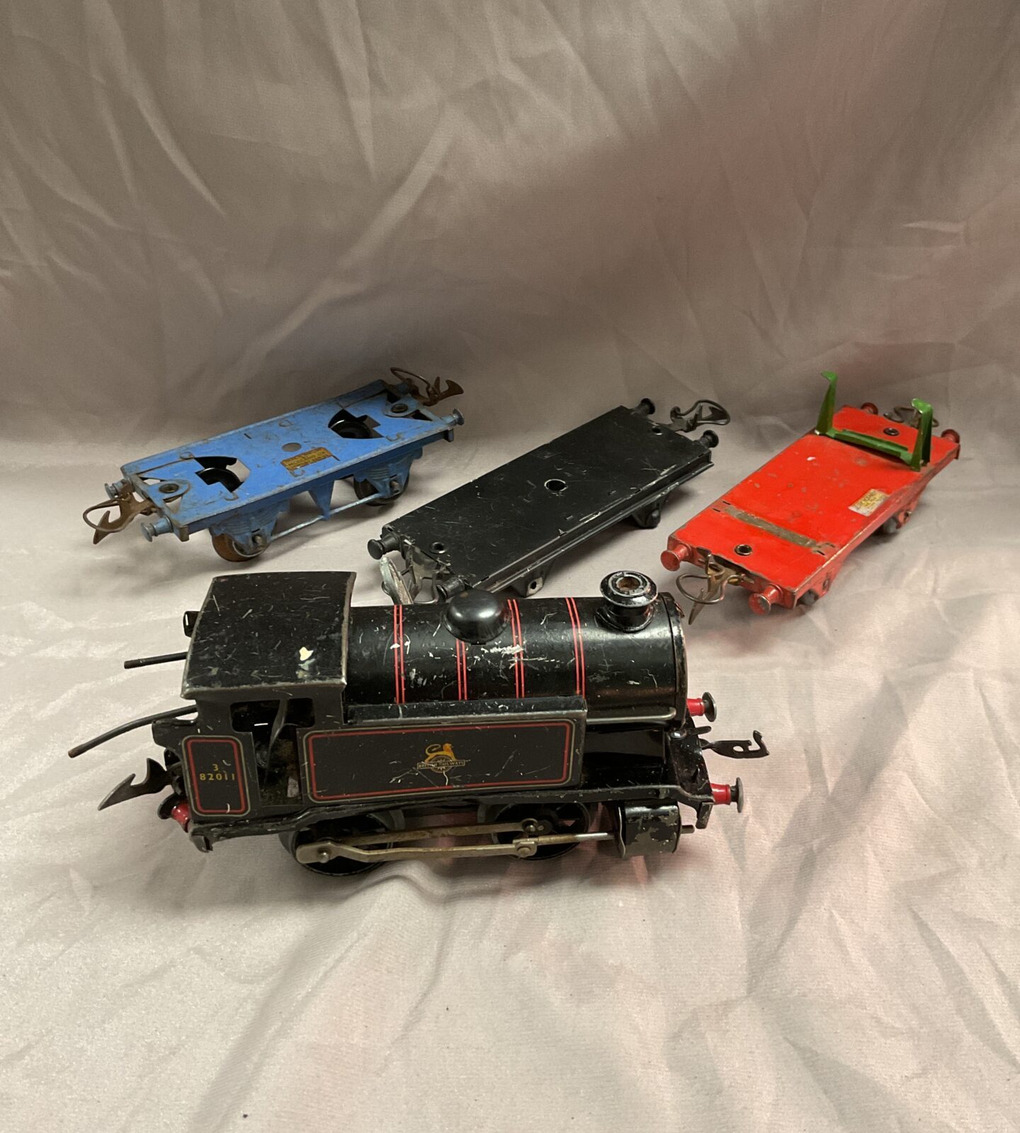 Hornby Meccano O gauge clockwork engine and three three trailers - Image 2