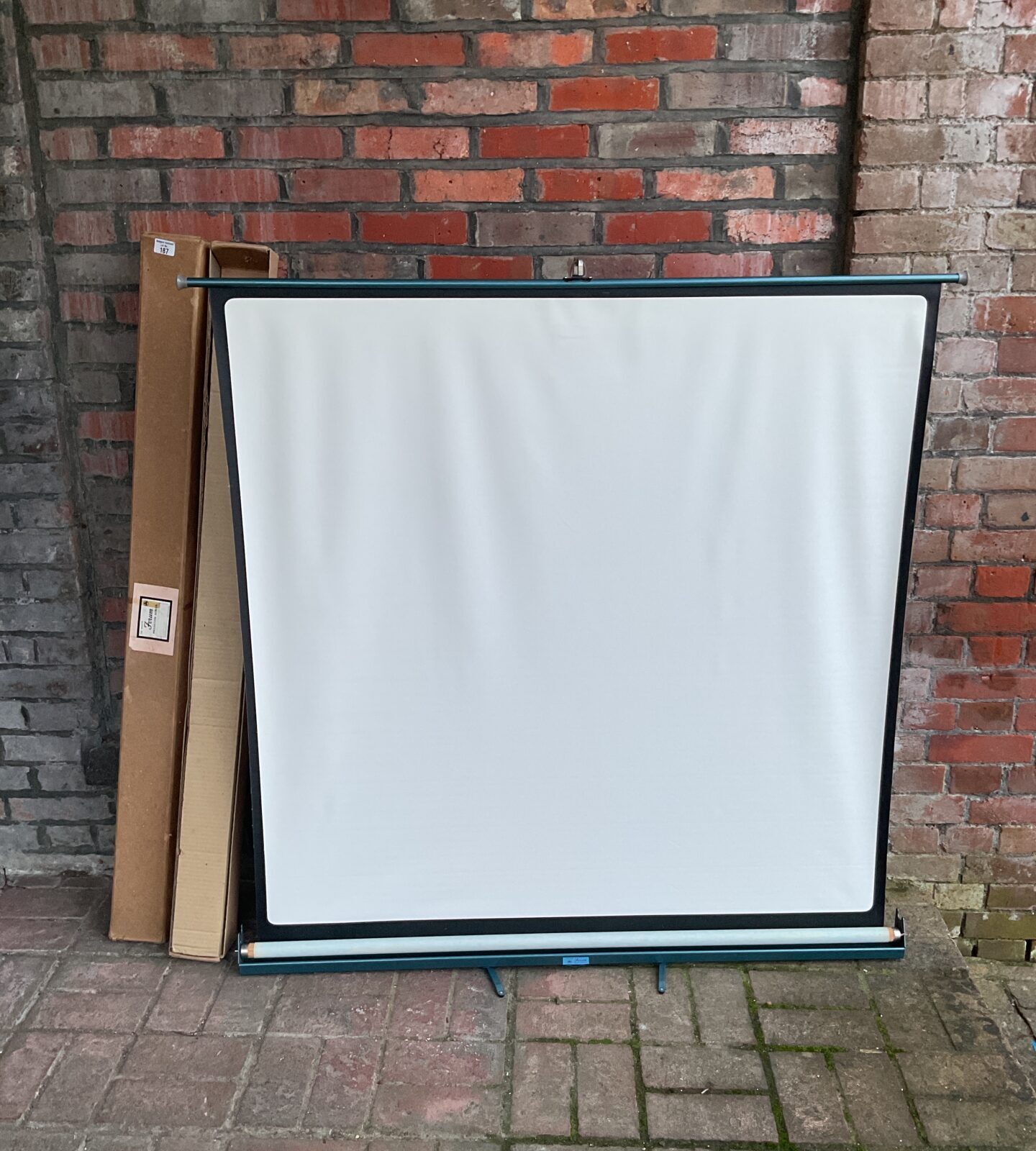 The hunter forum projector screen