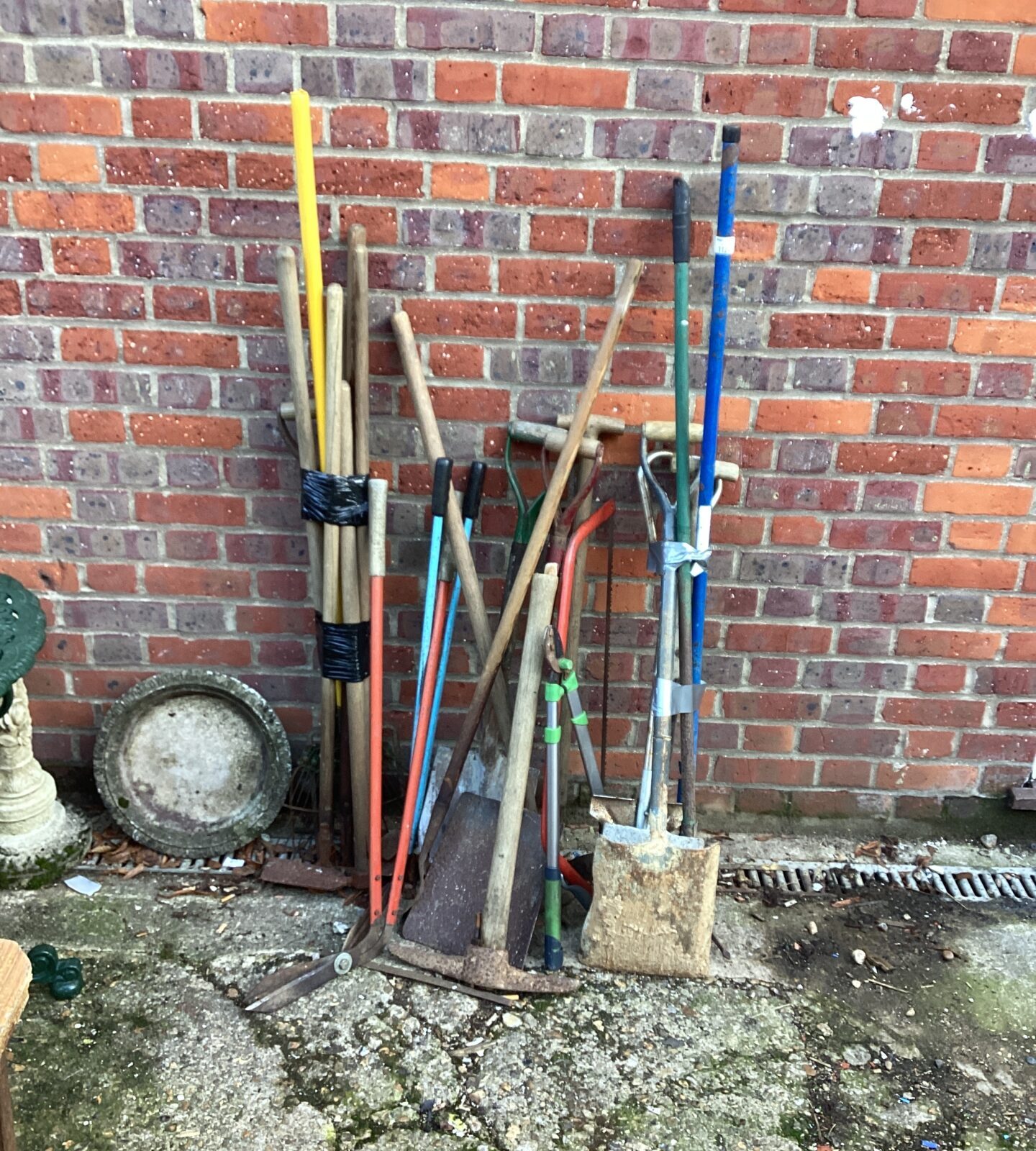 Quantity of garden tools