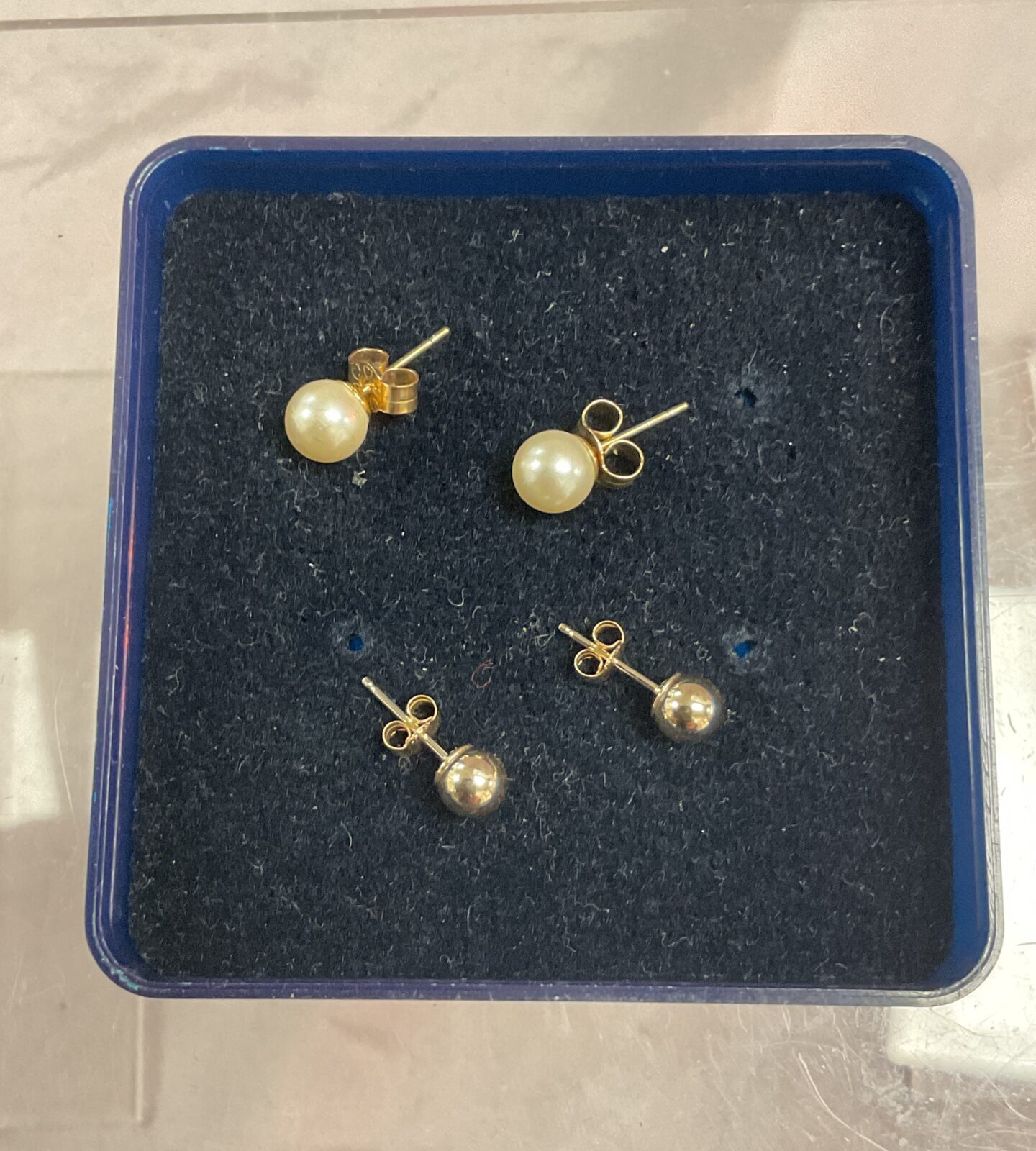 two pairs 9ct gold stud earrings Inc pearl