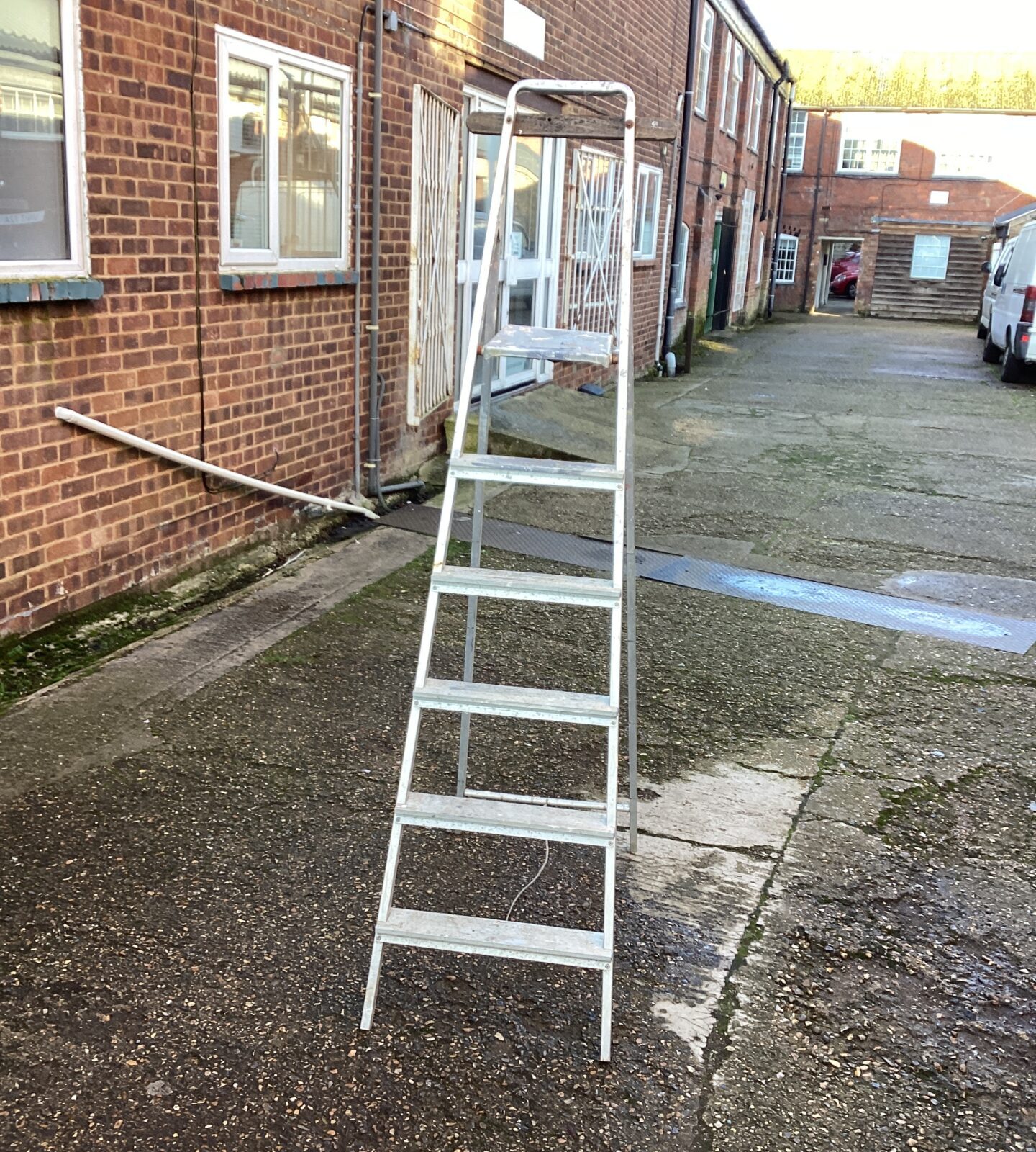 Aluminium step ladder