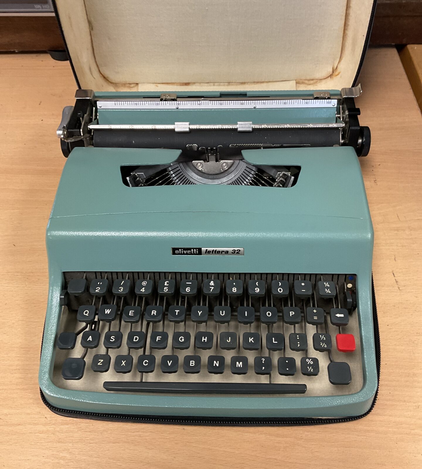 Olivetti lettera 32 typewriter