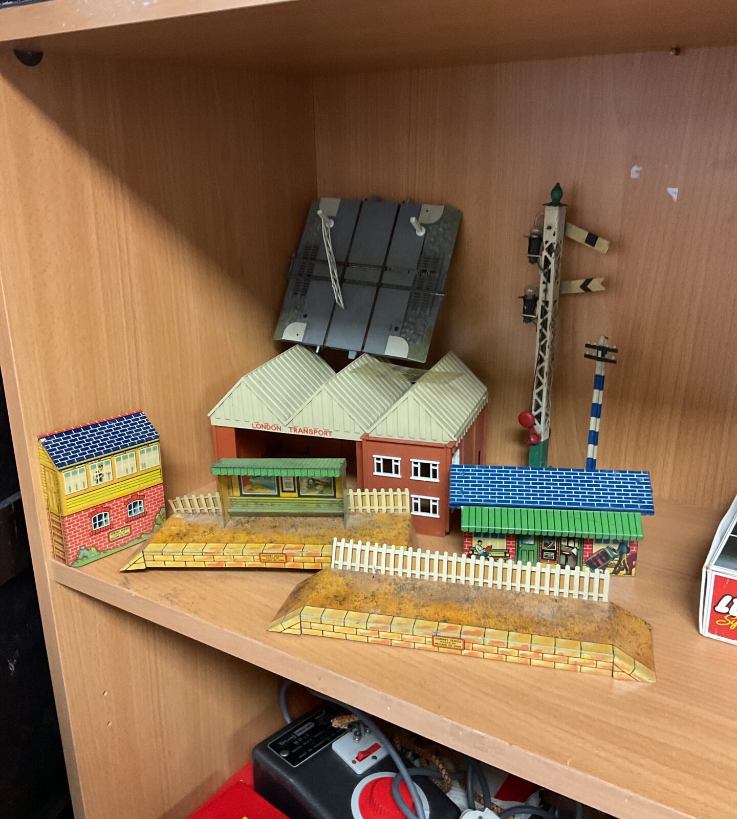 Vintage hornby tin train station & signals