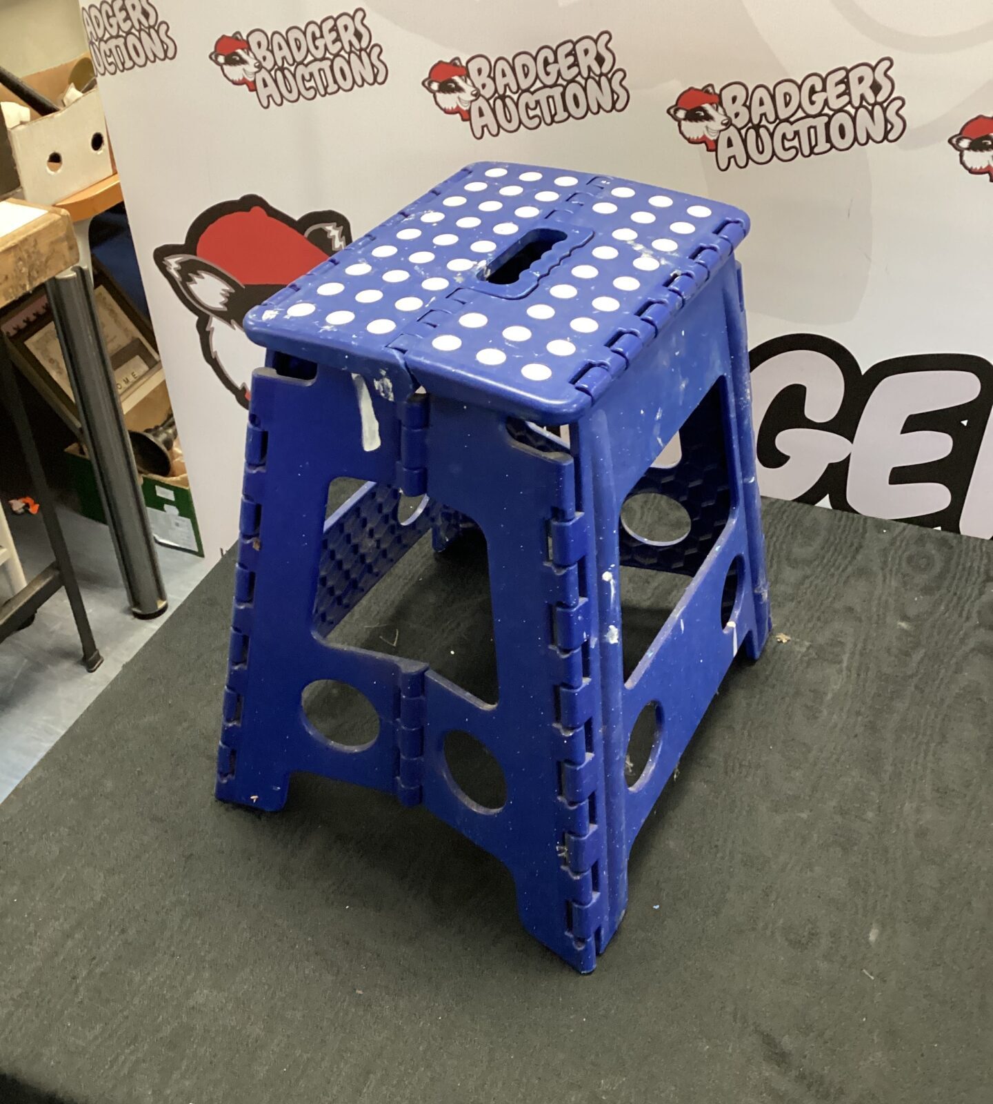 Folding decorators stool