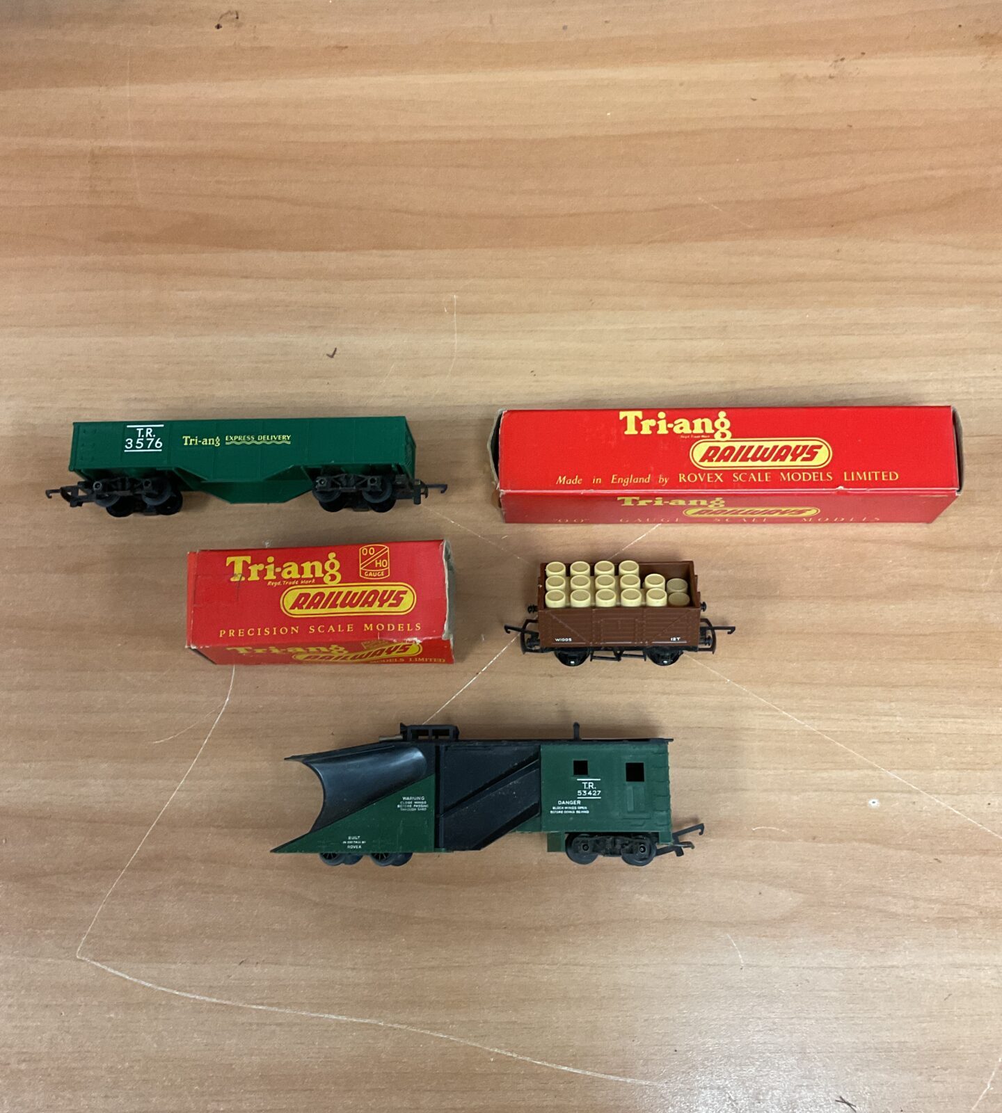 Vintage triang railways tr 53427 with r116 godola & r245 barrel wagon