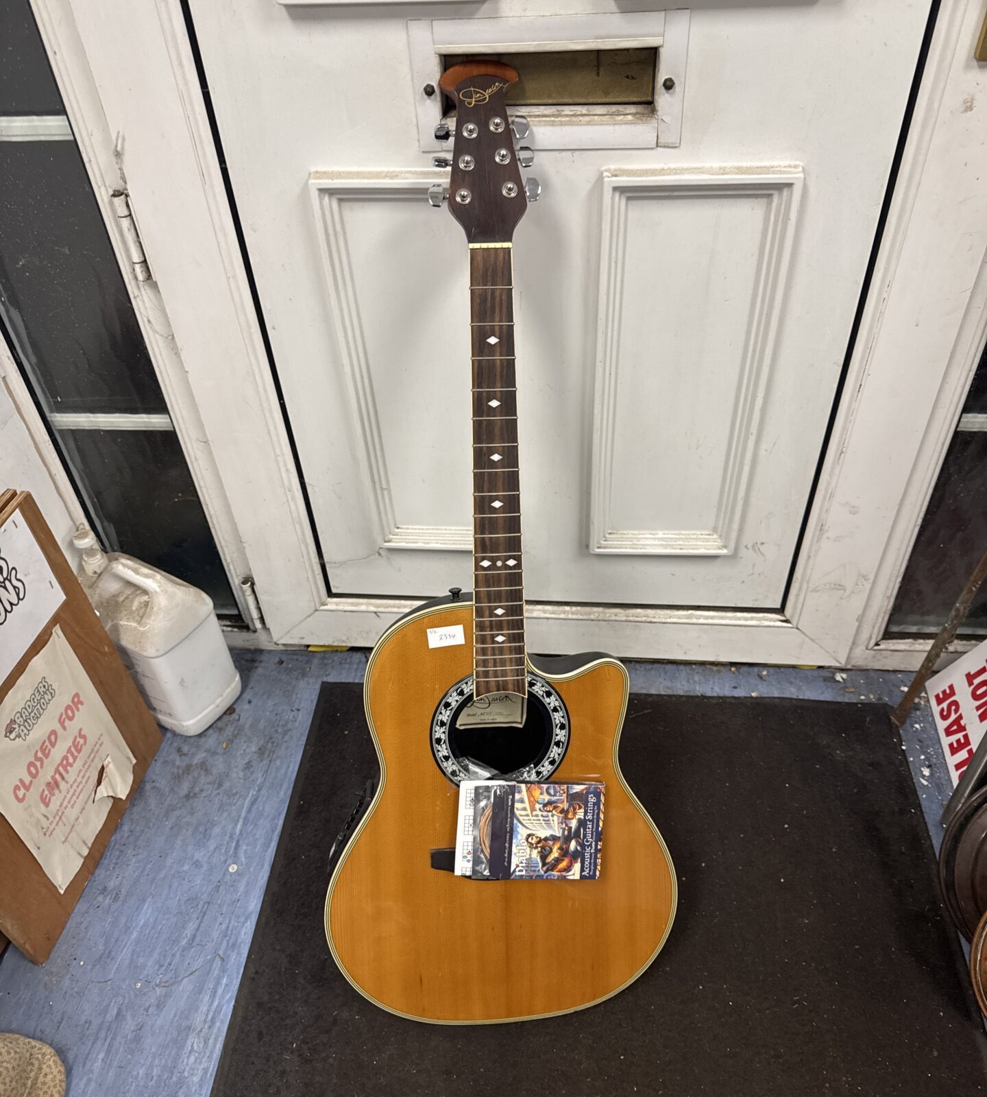 Jim deacon aov 105c electric acoustic guitar with Diablo strings - strings need to be fitted