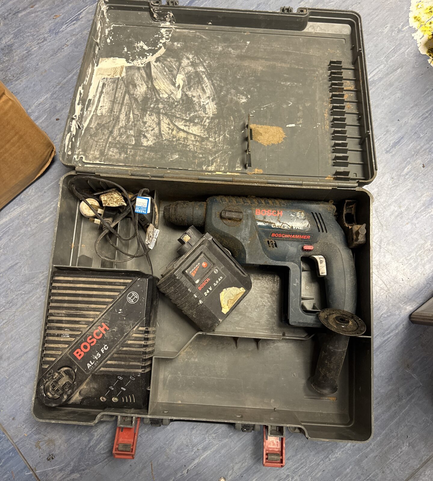 Large bosch cordless drill set - untested