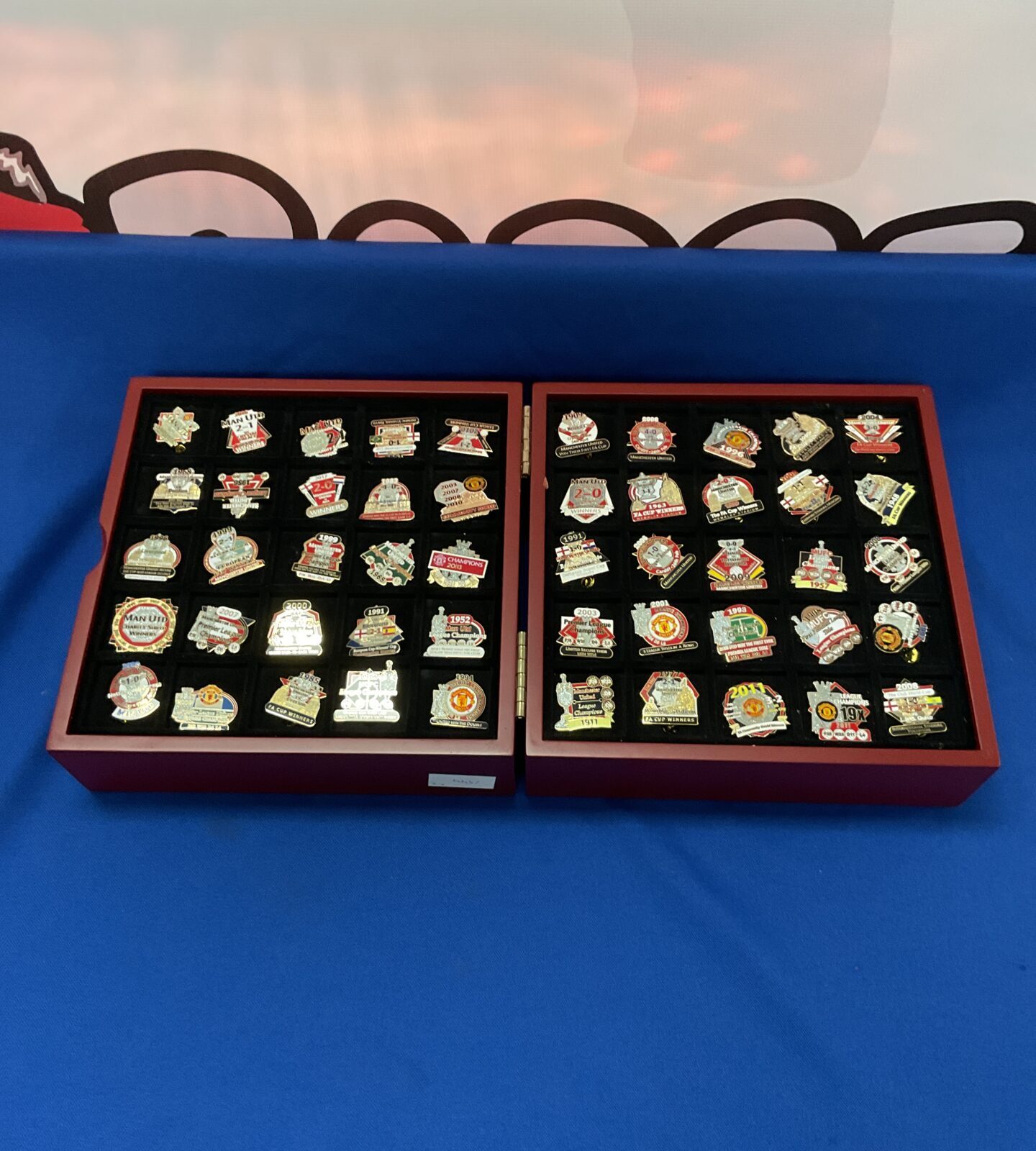 manchester utd danbury mint pin badge collection