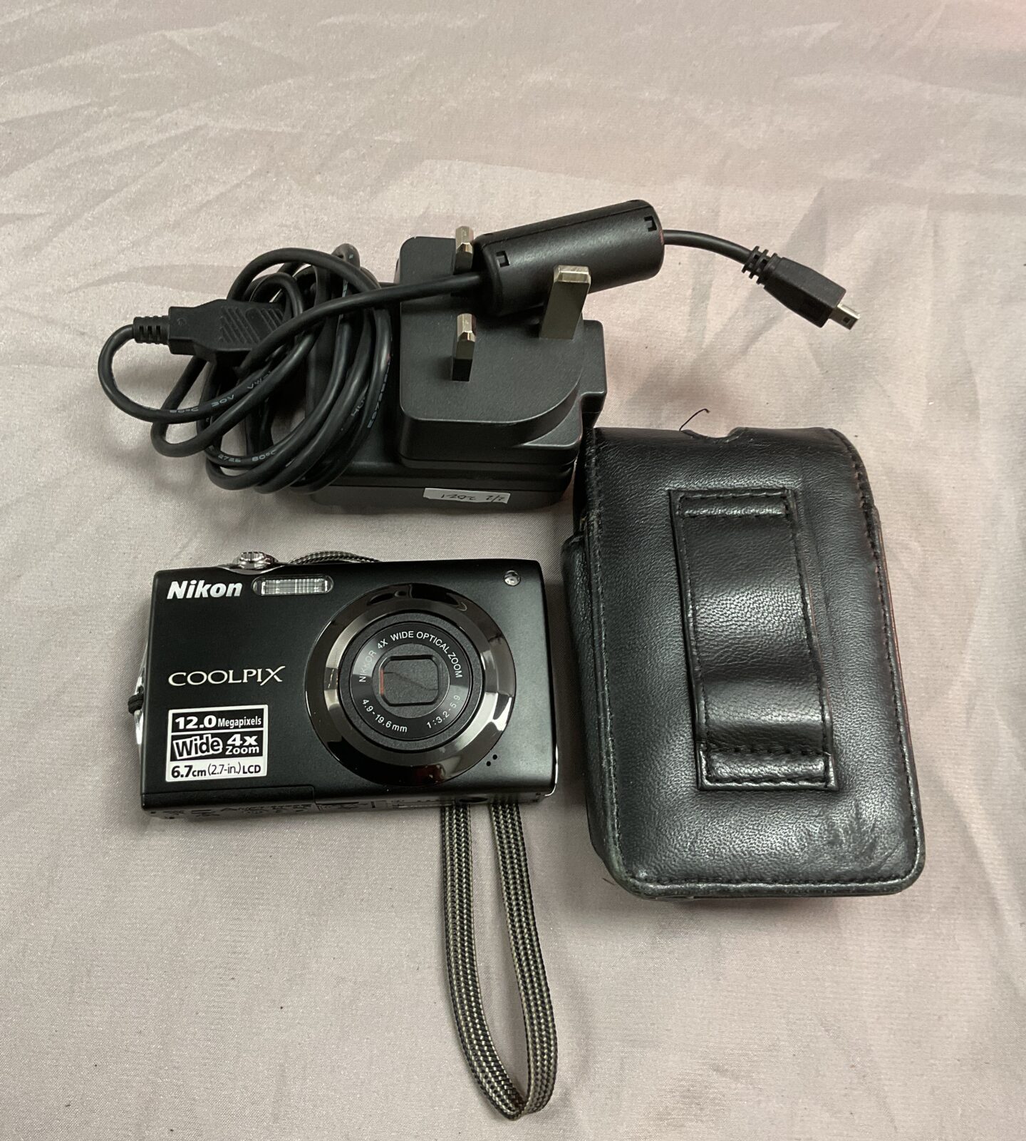 Nikon coolpix s3000 digital camera with case and charger