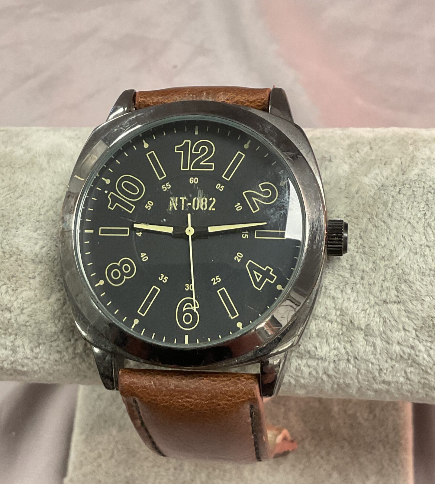 NT-082 style quartz wristwatch