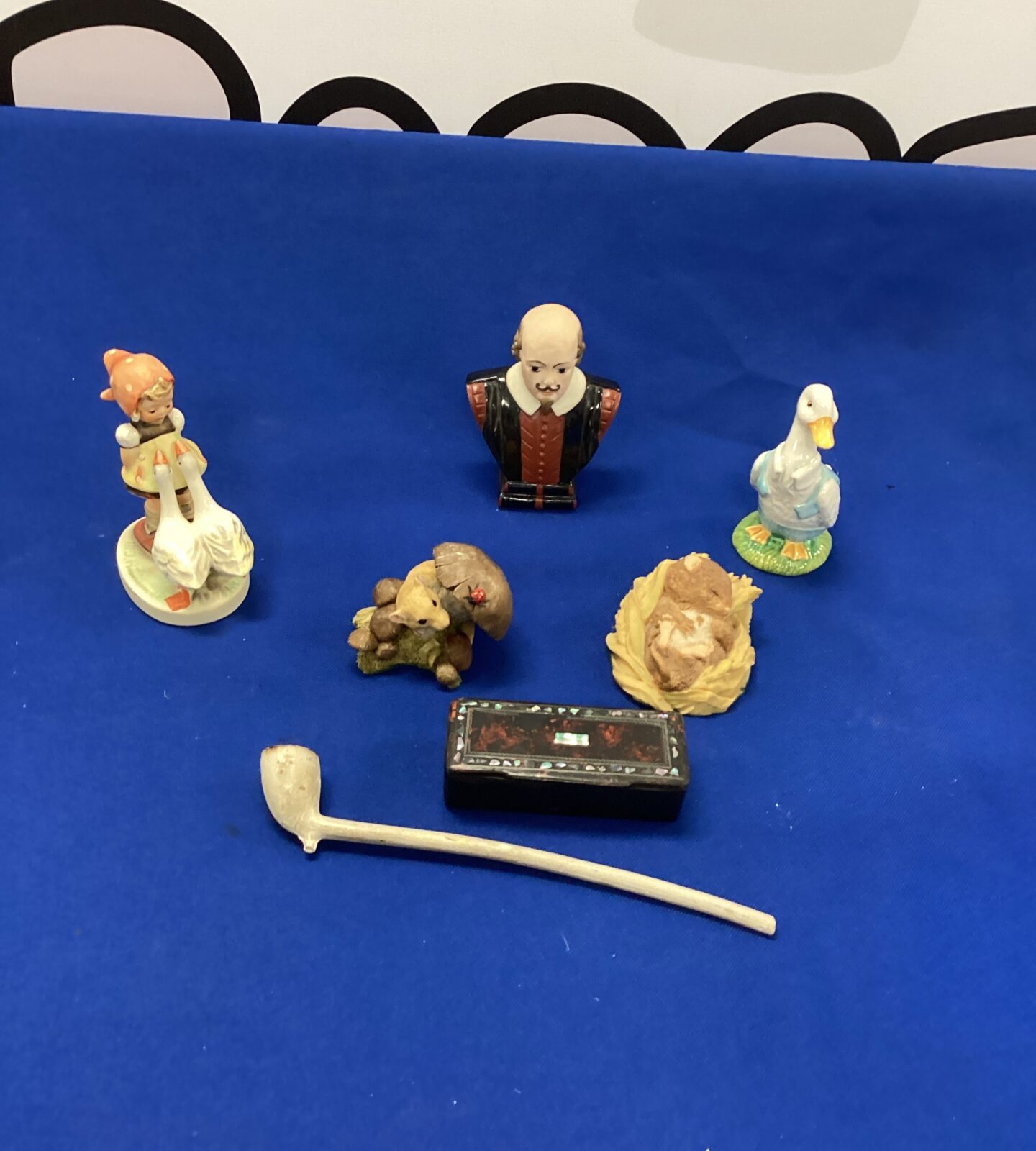 Selection of ornaments inc William Shakespeare Bust