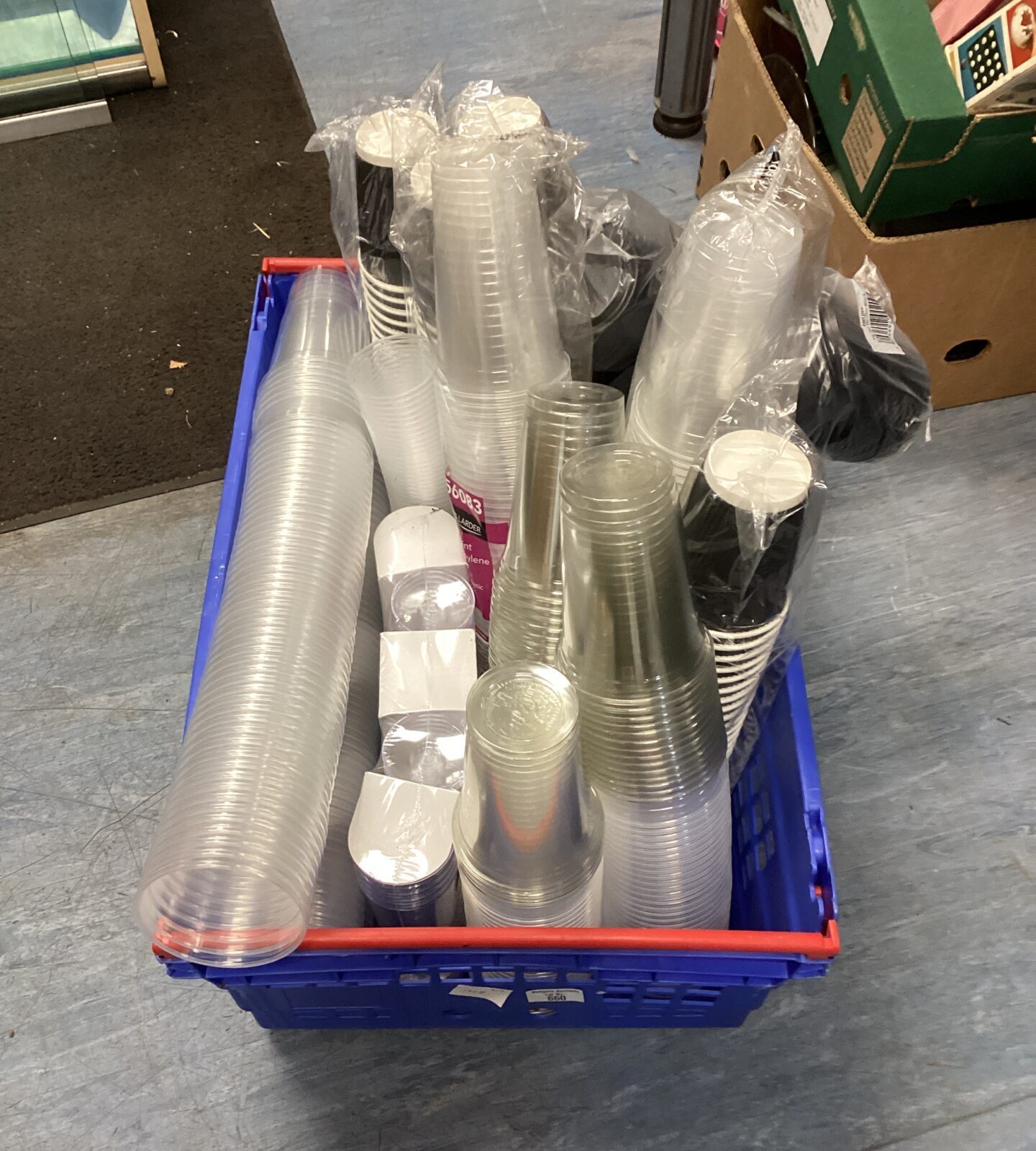 Tray of mixed catering plastic & paper cups, glasses & lids