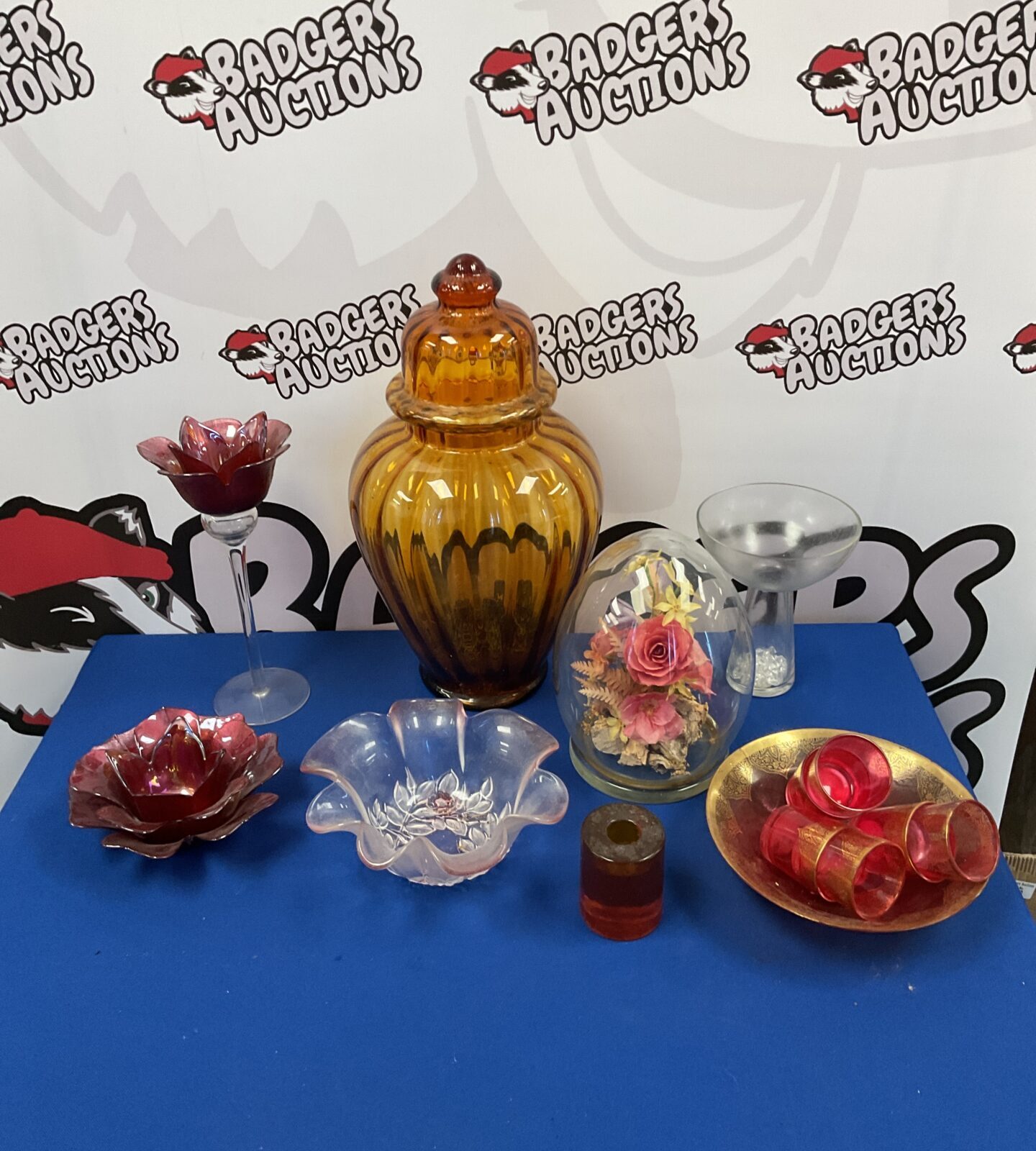 Tray of mixed glassware including amber glass urn