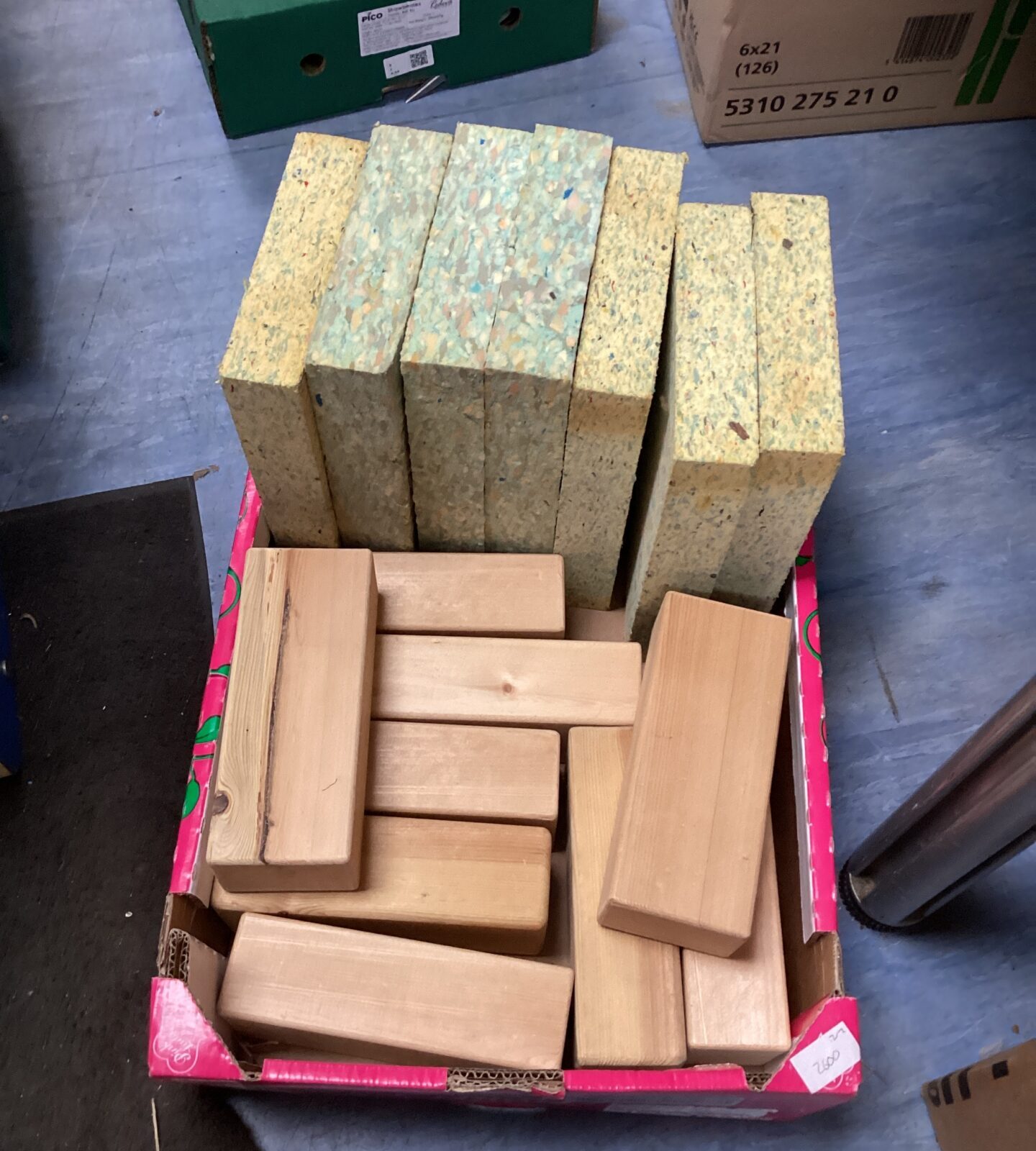 Tray of mixed wooden blocks & blocks of foam for upholstery