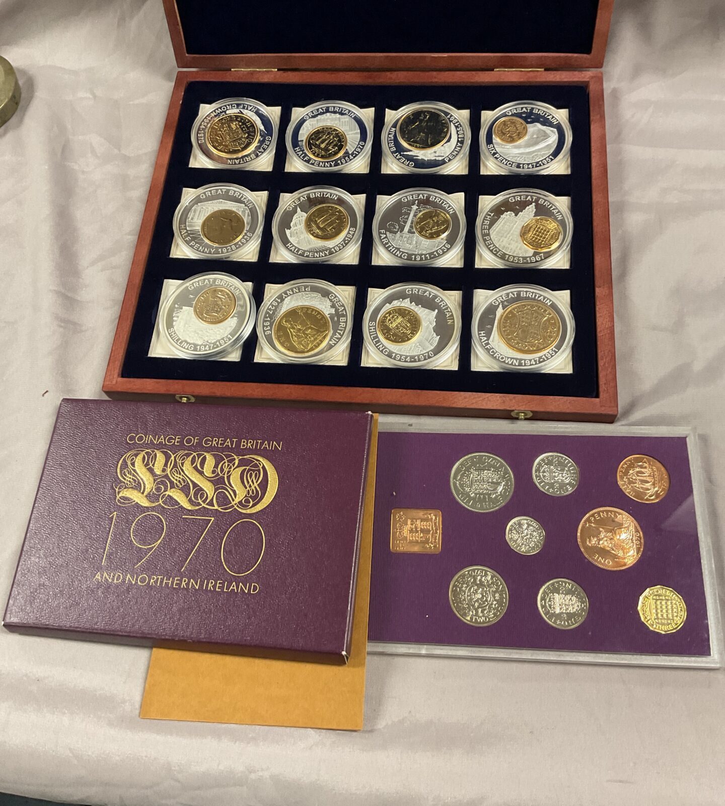 Two 1970 presentation coin sets inc pre decimalisation set