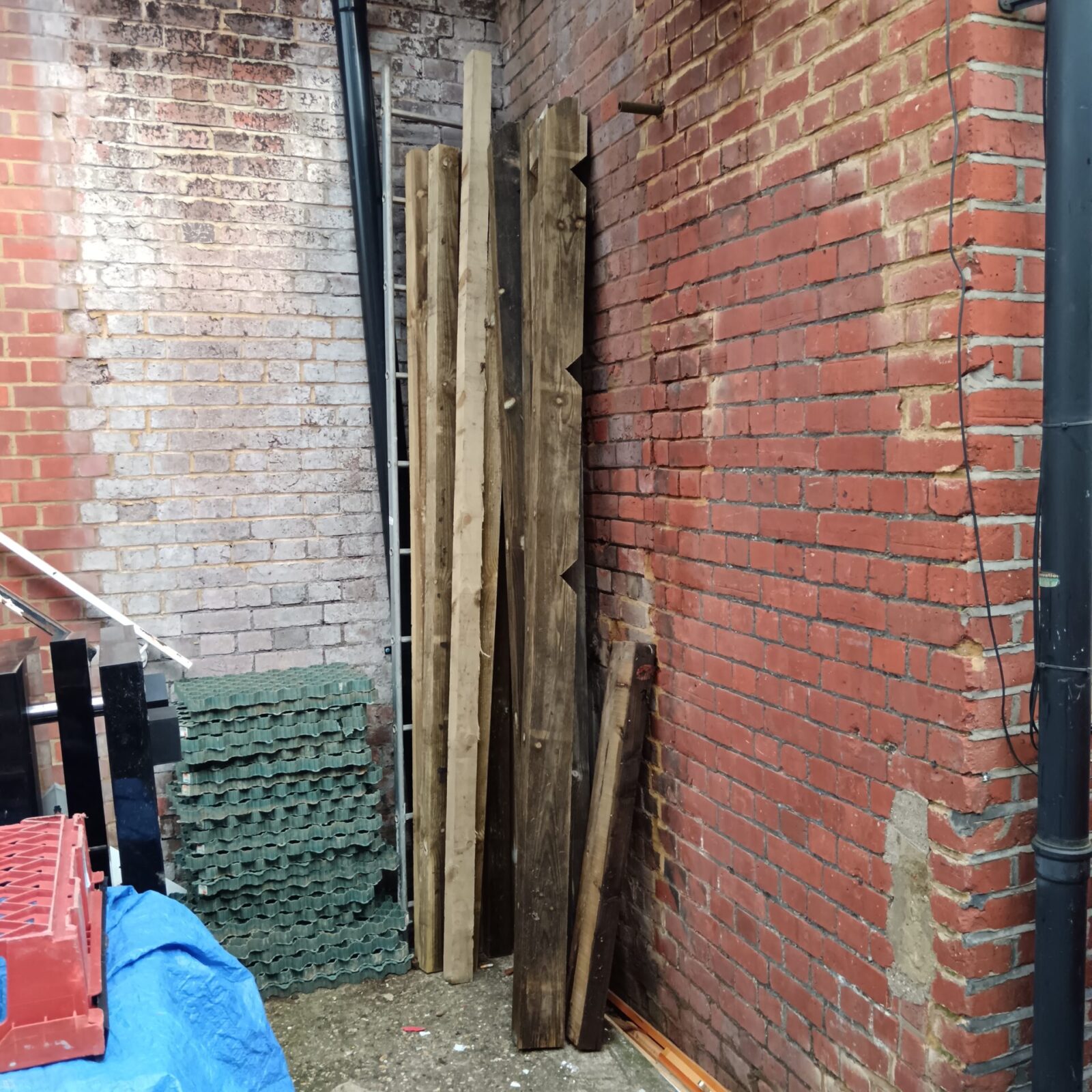 Large quantity of timber, 8ft to 10ft