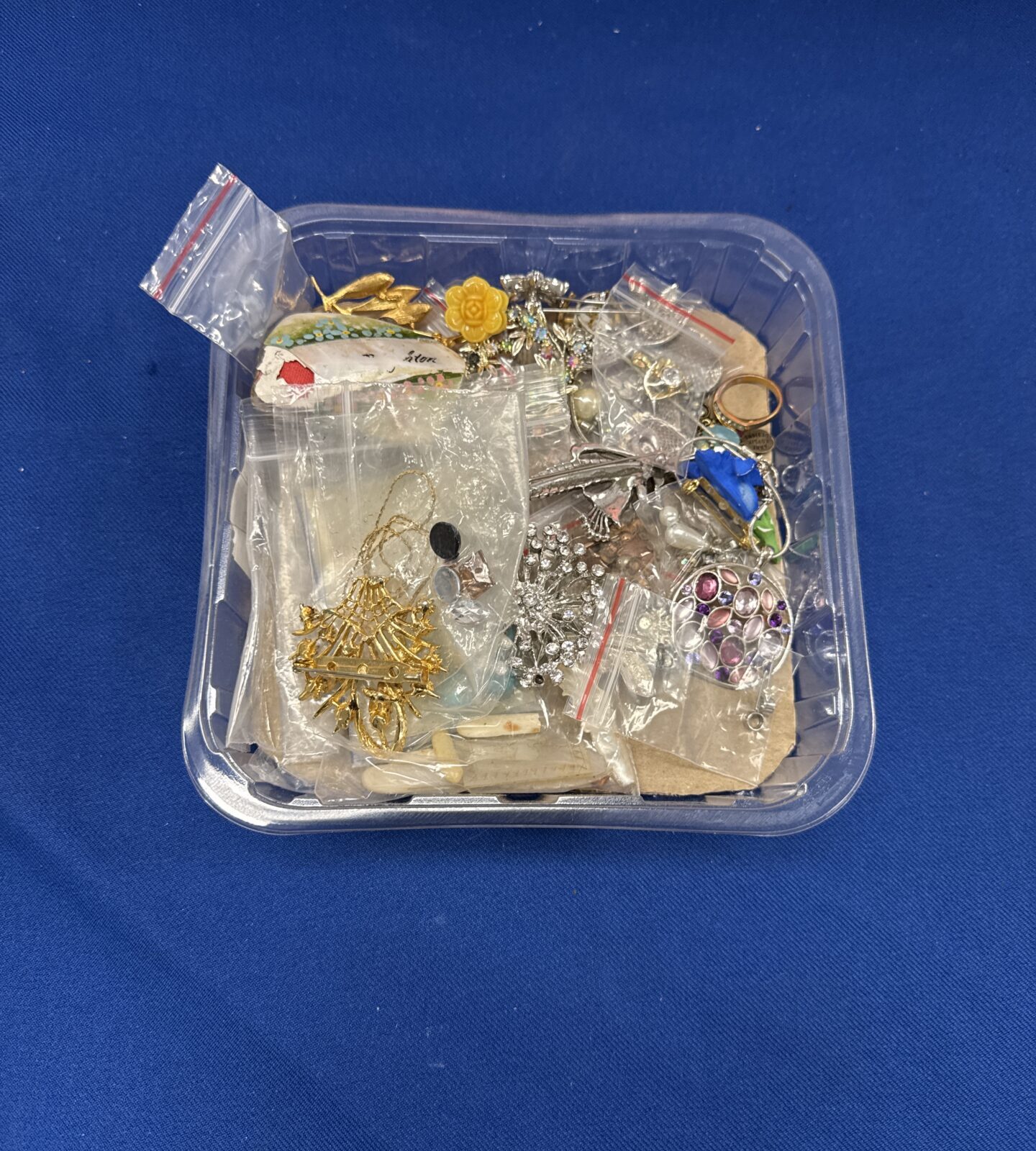 Tray of costume jewellery