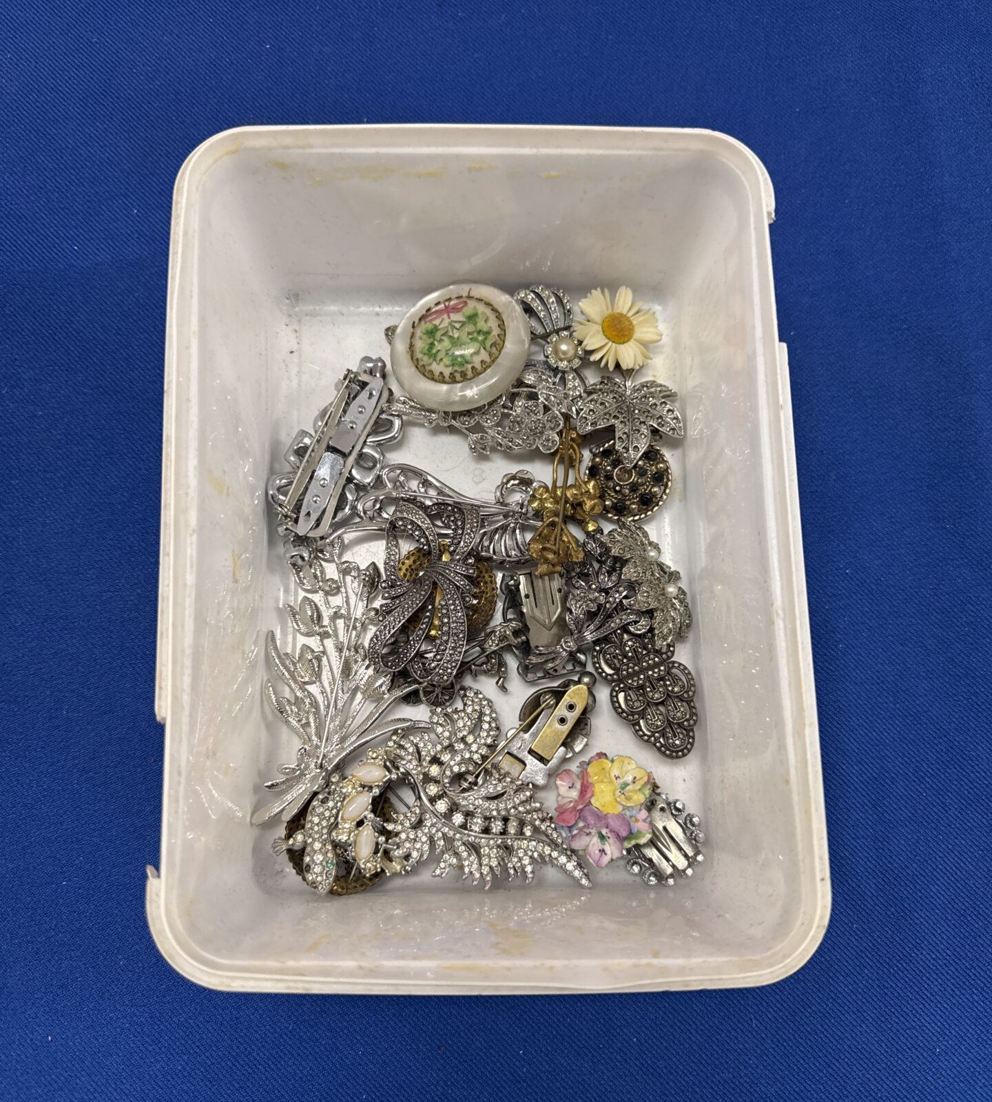 Small tub of costume jewellery brooches