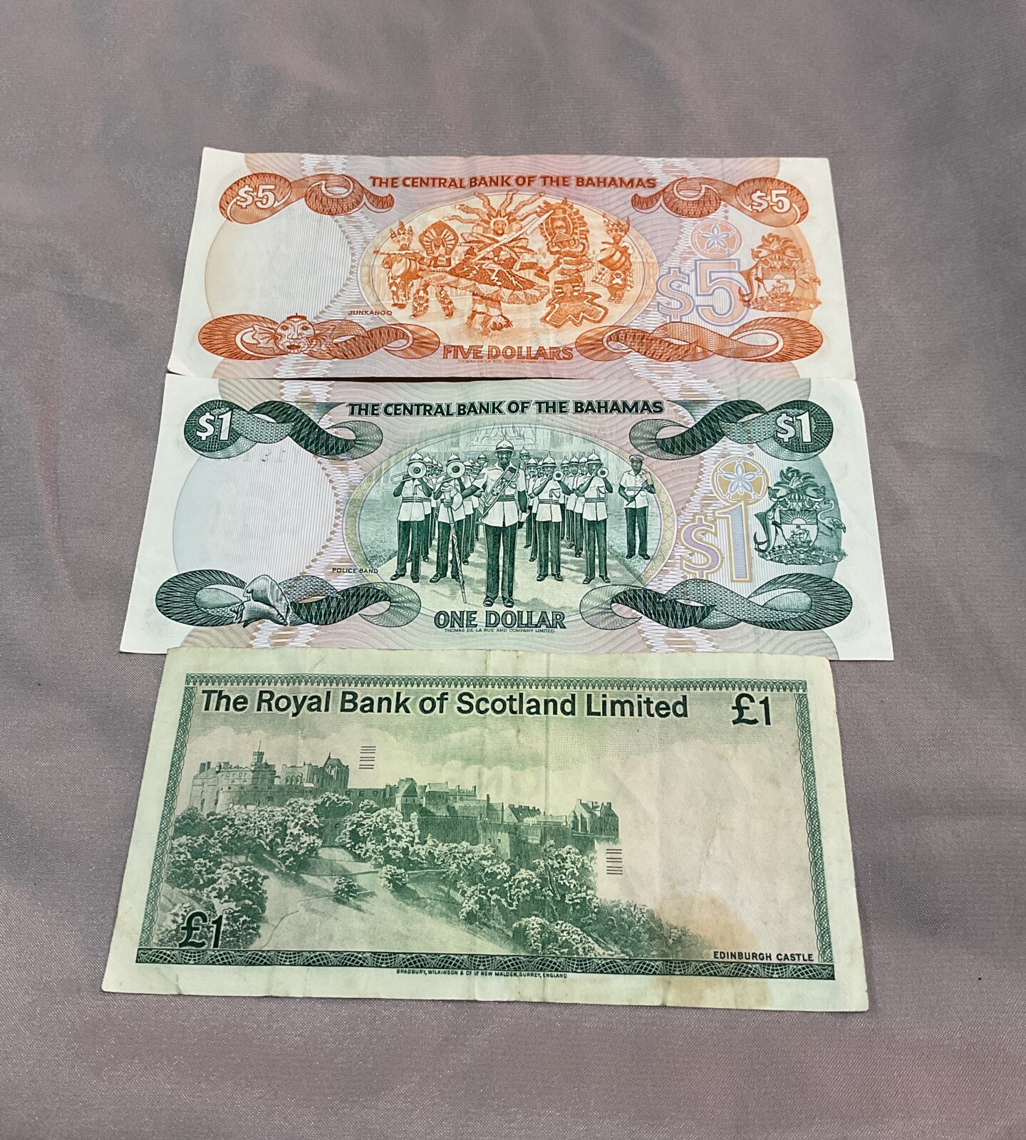 Two Bahamas dollar notes and Scottish one pound note - Image 2