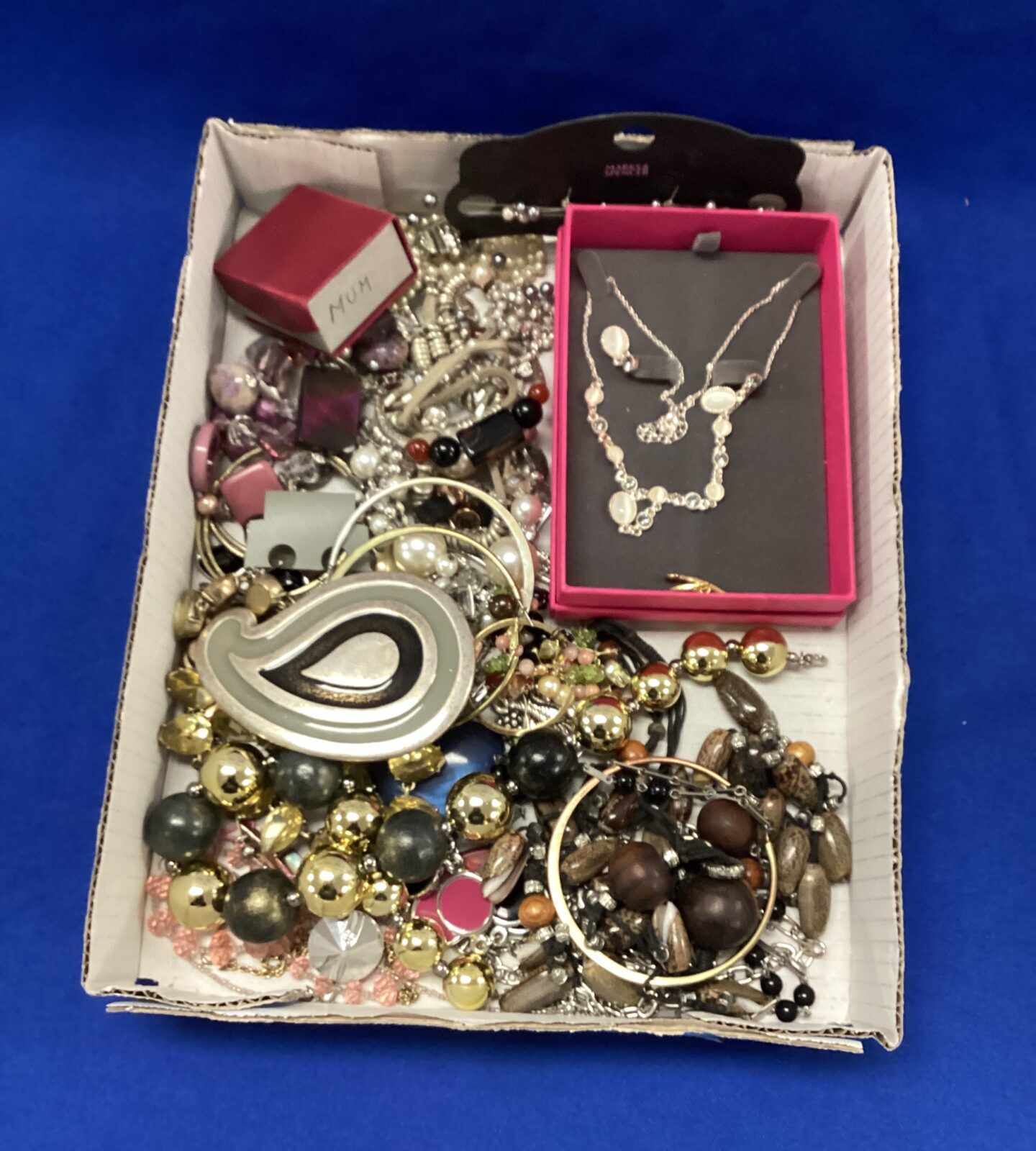 Tray of costume jewellery