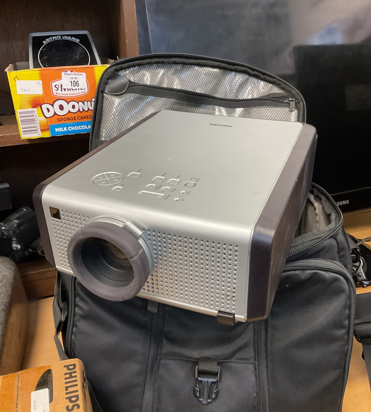 Philips projector with carry case & screen