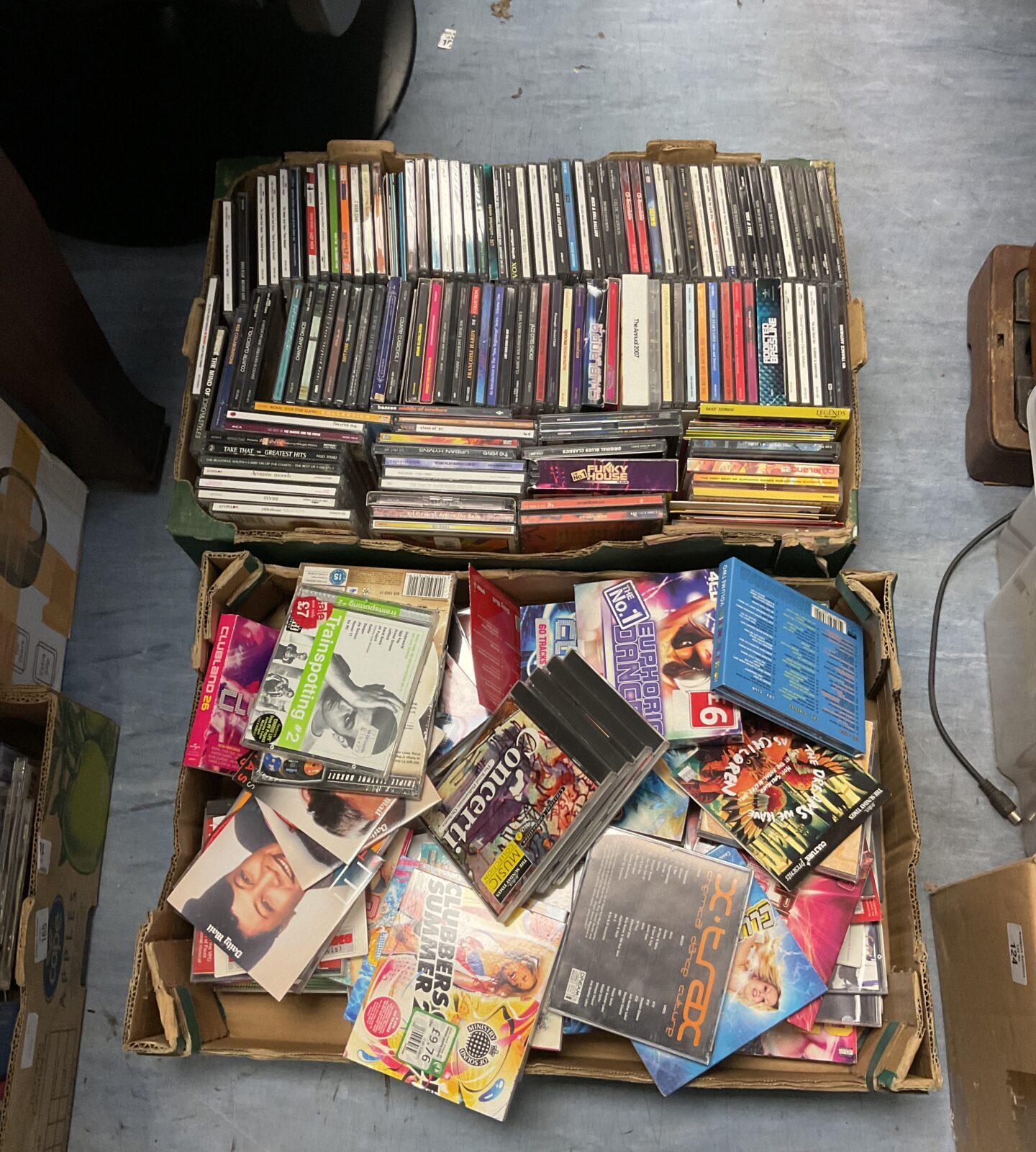 Two trays of music cds & storage rack