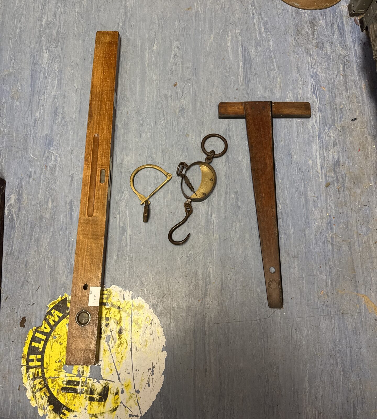 Vintage wooden spirit level with a try square, a shackle & brass scales