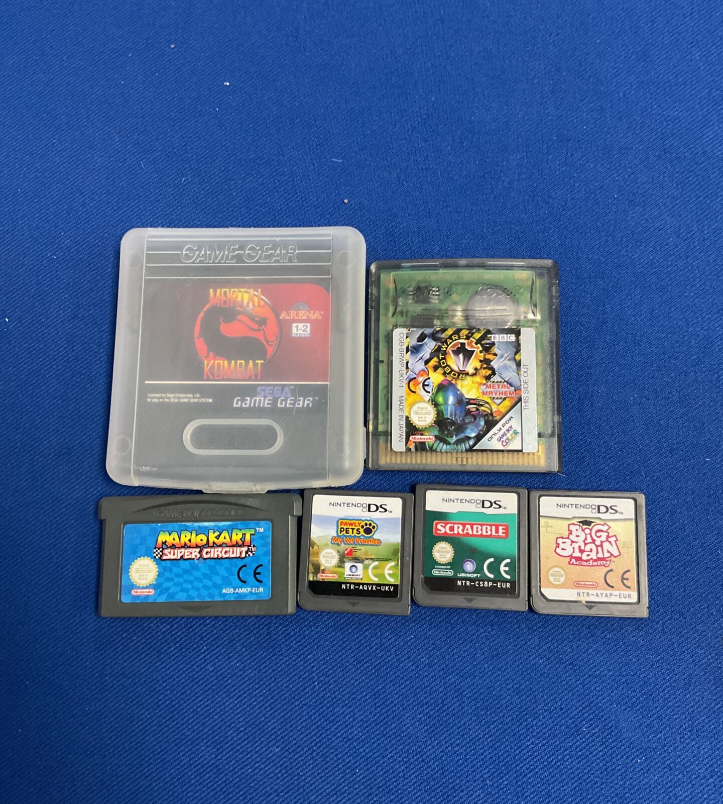 Selection of nintendo gameboy & ds games with mortal kombat on the sega game gear