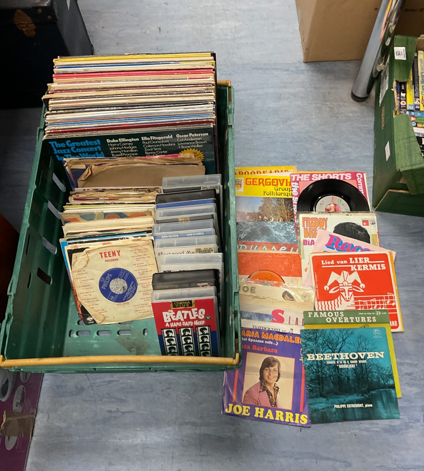 Tray of 12” & 7” vinyl records & music related vhs