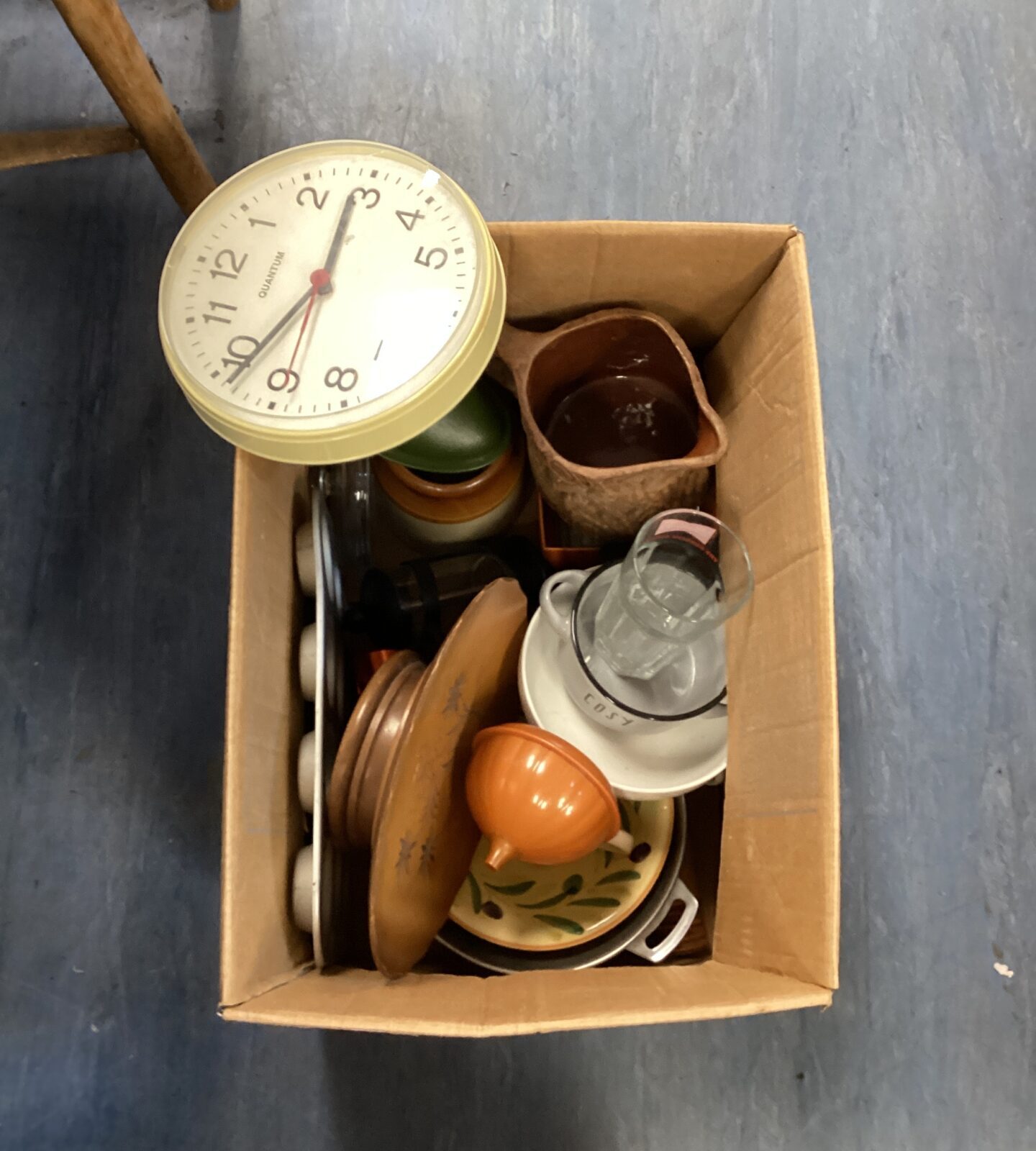 Box of mixed kitchenware inc kitchen wall clock, cupcakes baking tray & ceramic wood effect jug