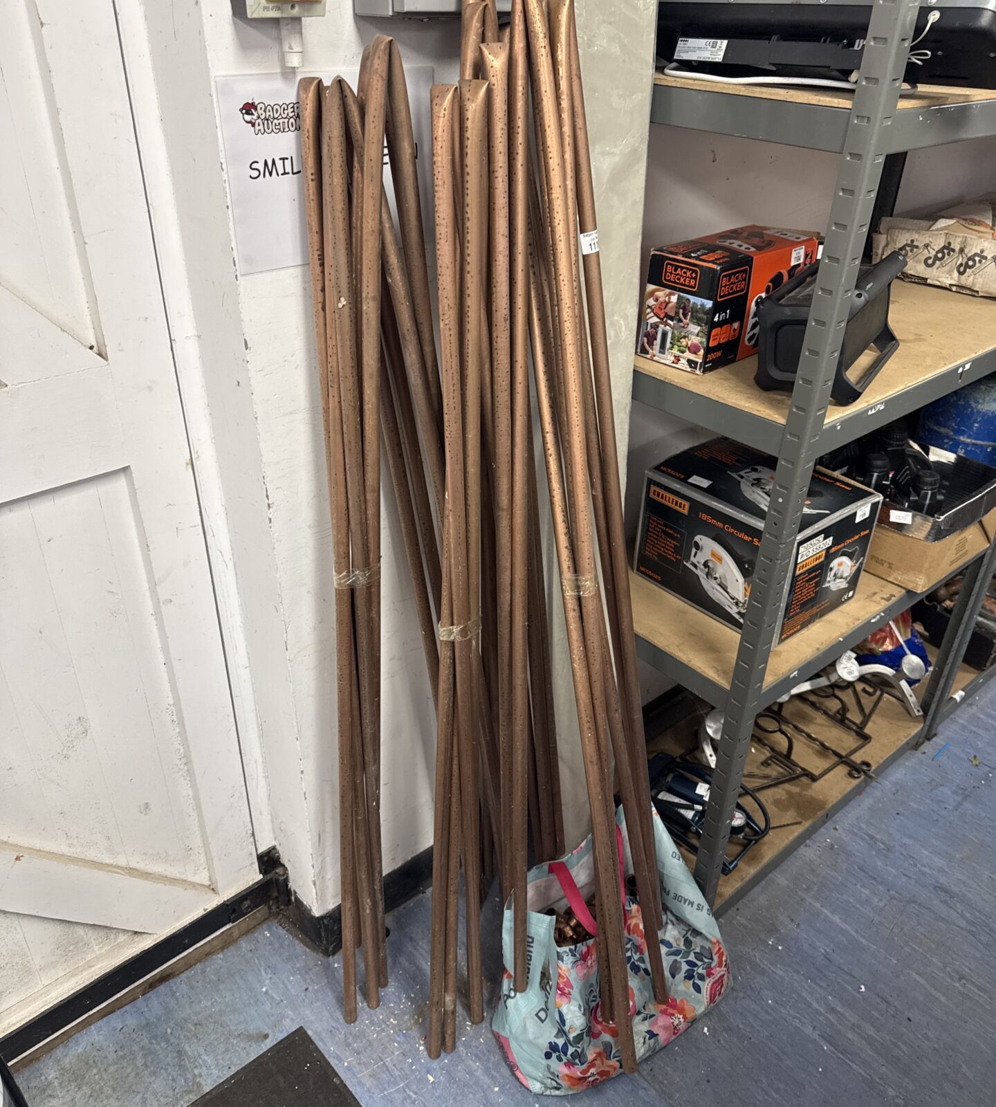 Quantity of 22mm copper pipe (bent in half) with bag of mixed fittings