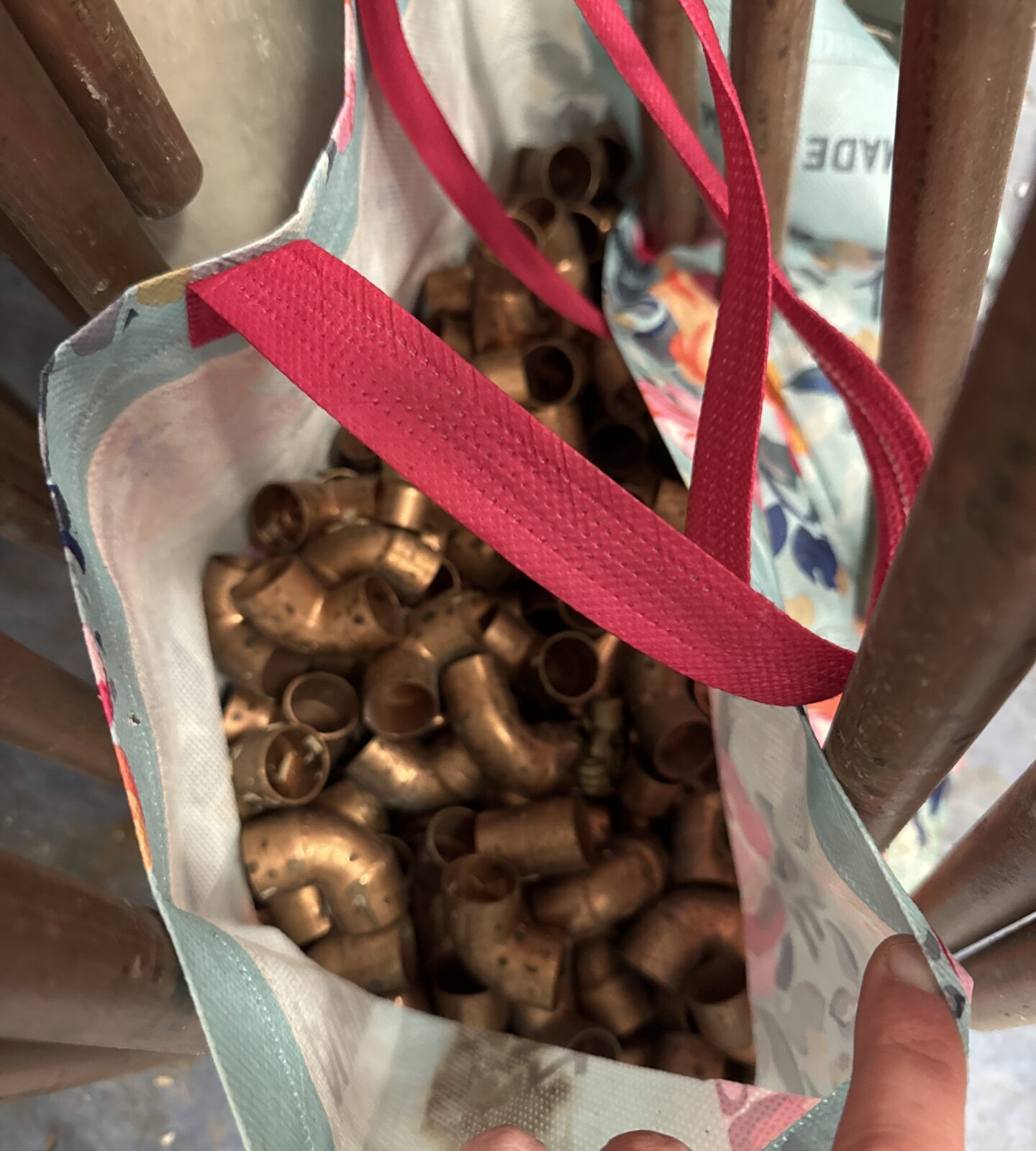 Quantity of 22mm copper pipe (bent in half) with bag of mixed fittings - Image 2