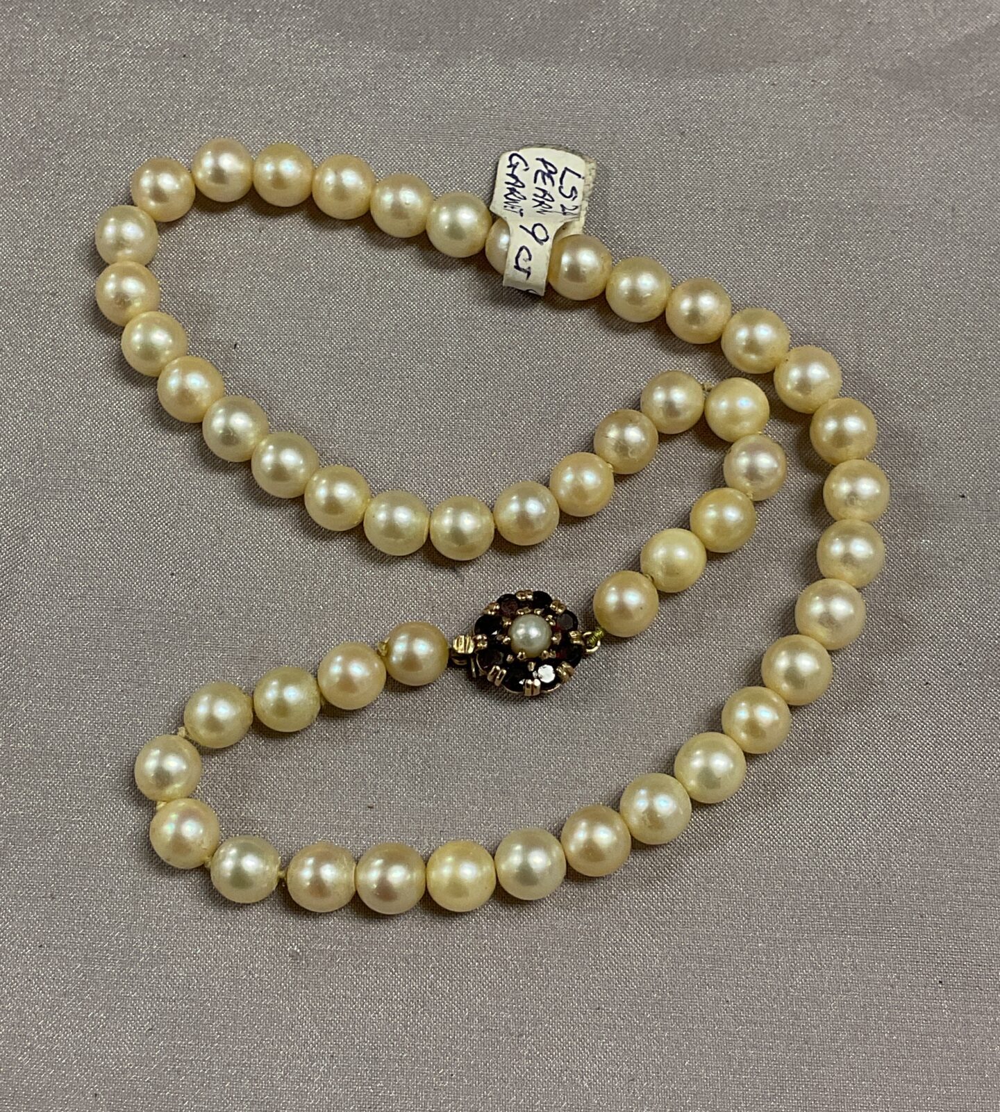 Cultured pearl necklace with 9ct gold garnet set clasp