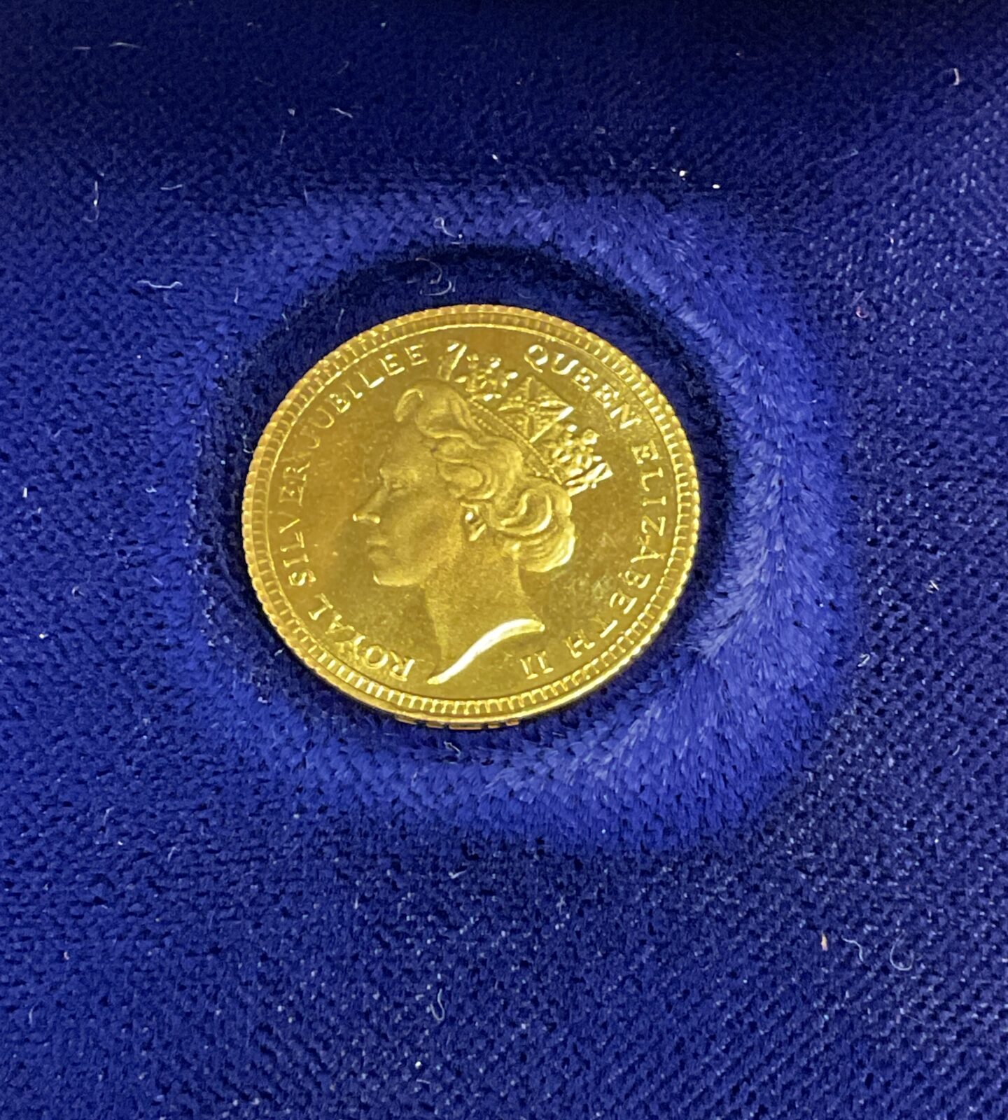 Solid 2.6g 9ct gold hallmarked piece minted to commemorate the queens silver jubilee 1977