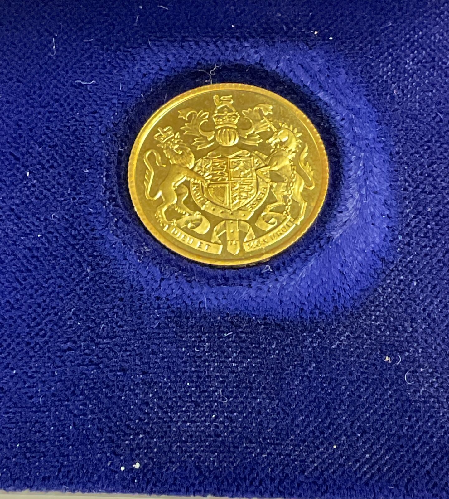 Solid 2.6g 9ct gold hallmarked piece minted to commemorate the queens silver jubilee 1977 - Image 2