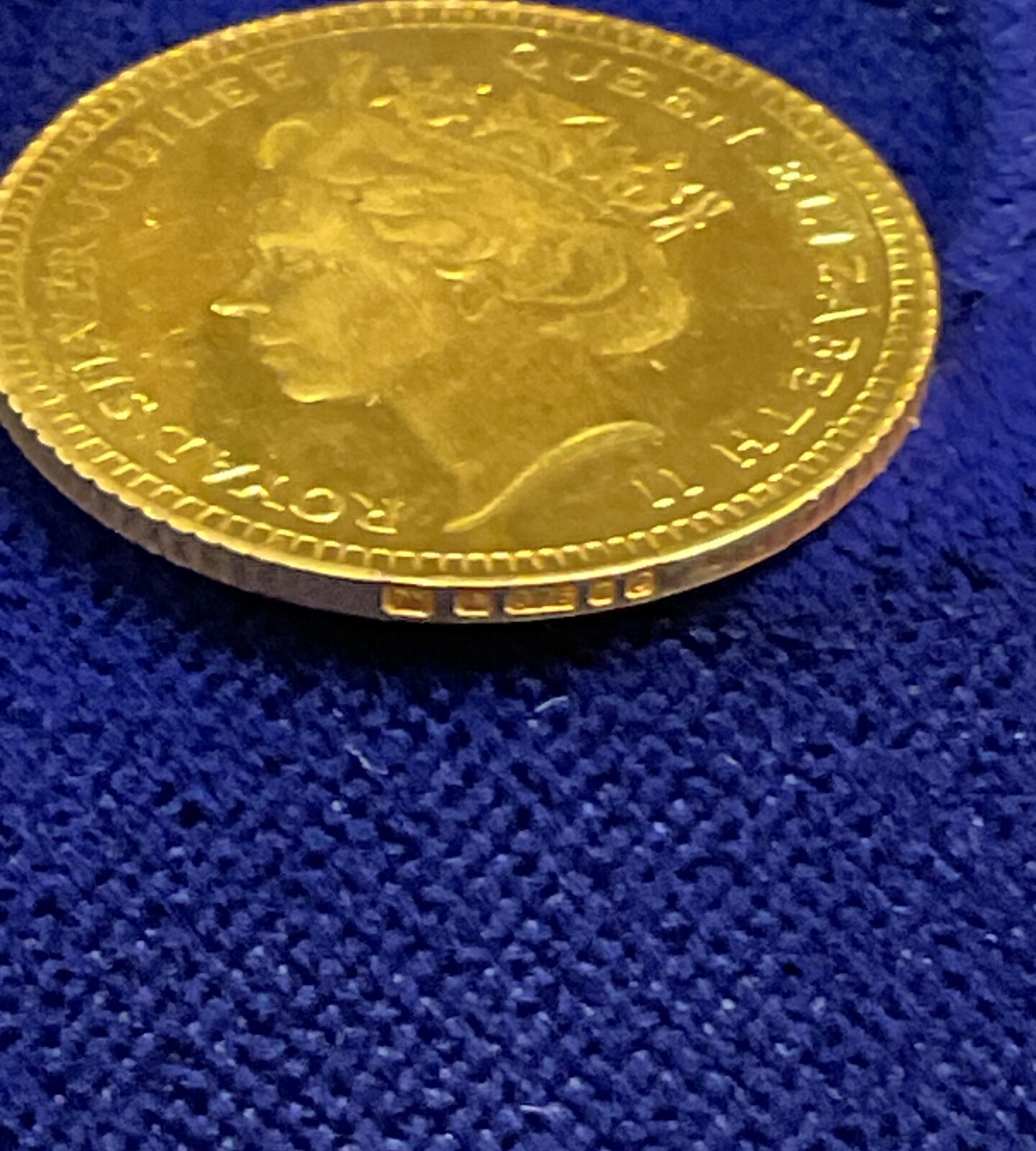 Solid 2.6g 9ct gold hallmarked piece minted to commemorate the queens silver jubilee 1977 - Image 3