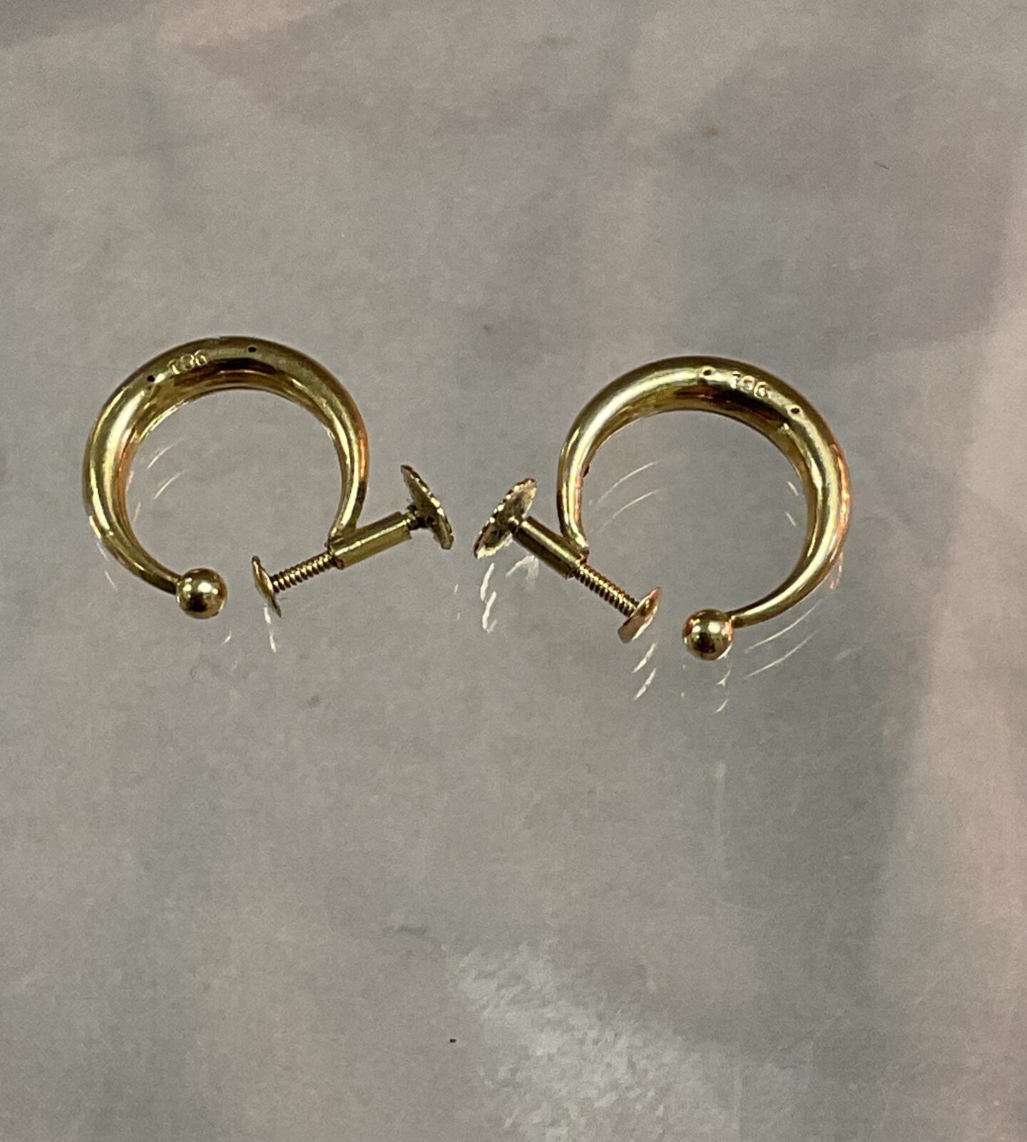 Pair of 9ct gold screw earrings 1.2g